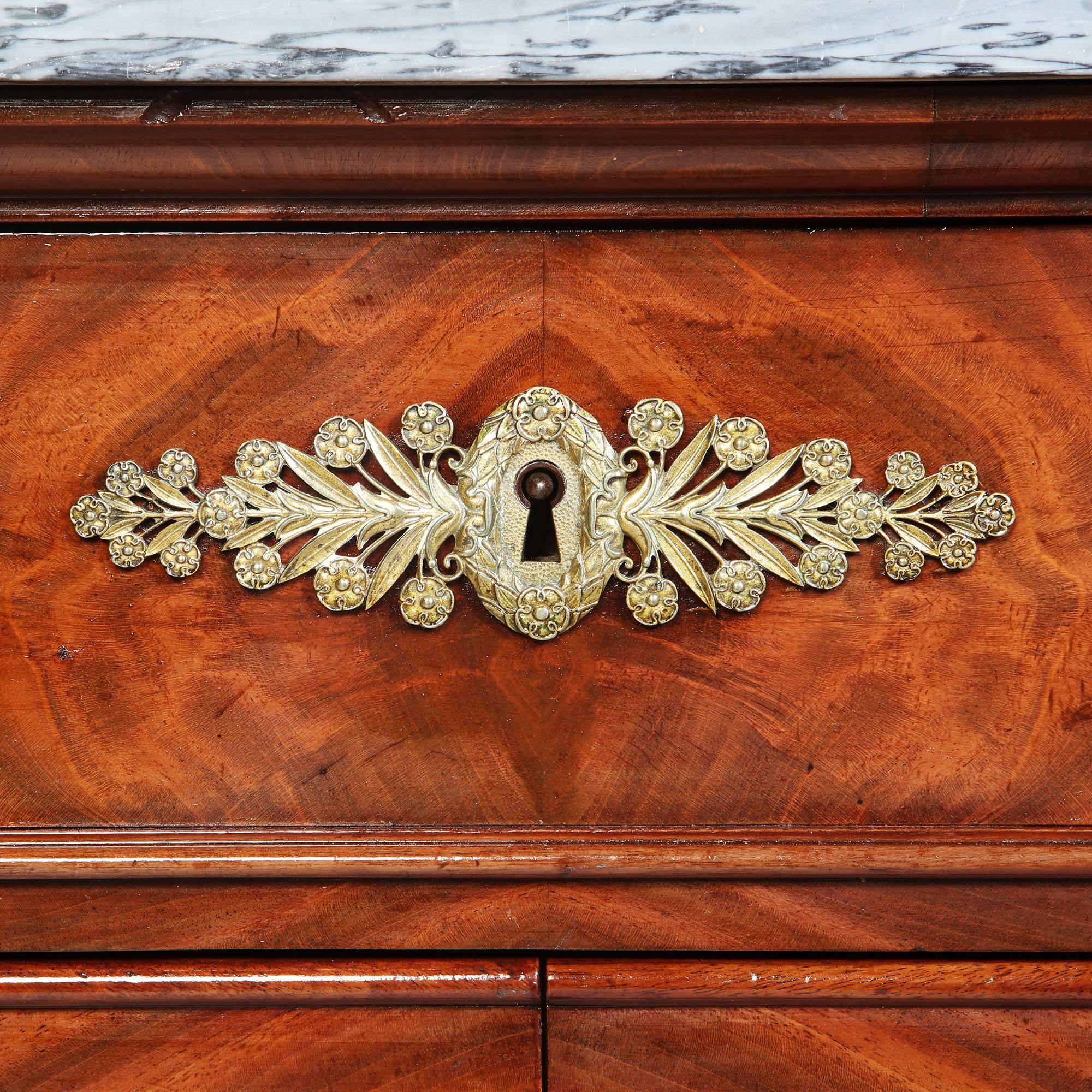 Francese Armadio in mogano a fiamma fine in vendita