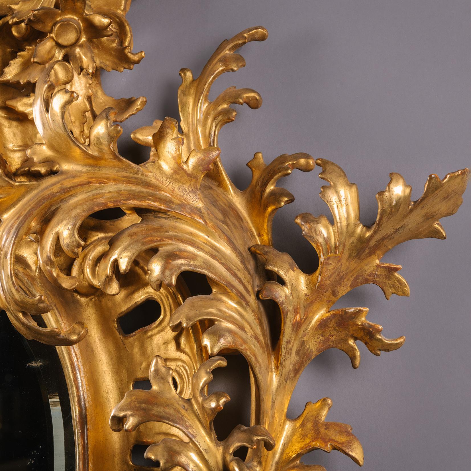 italien Miroir en bois sculpté et doré de Florentine en vente