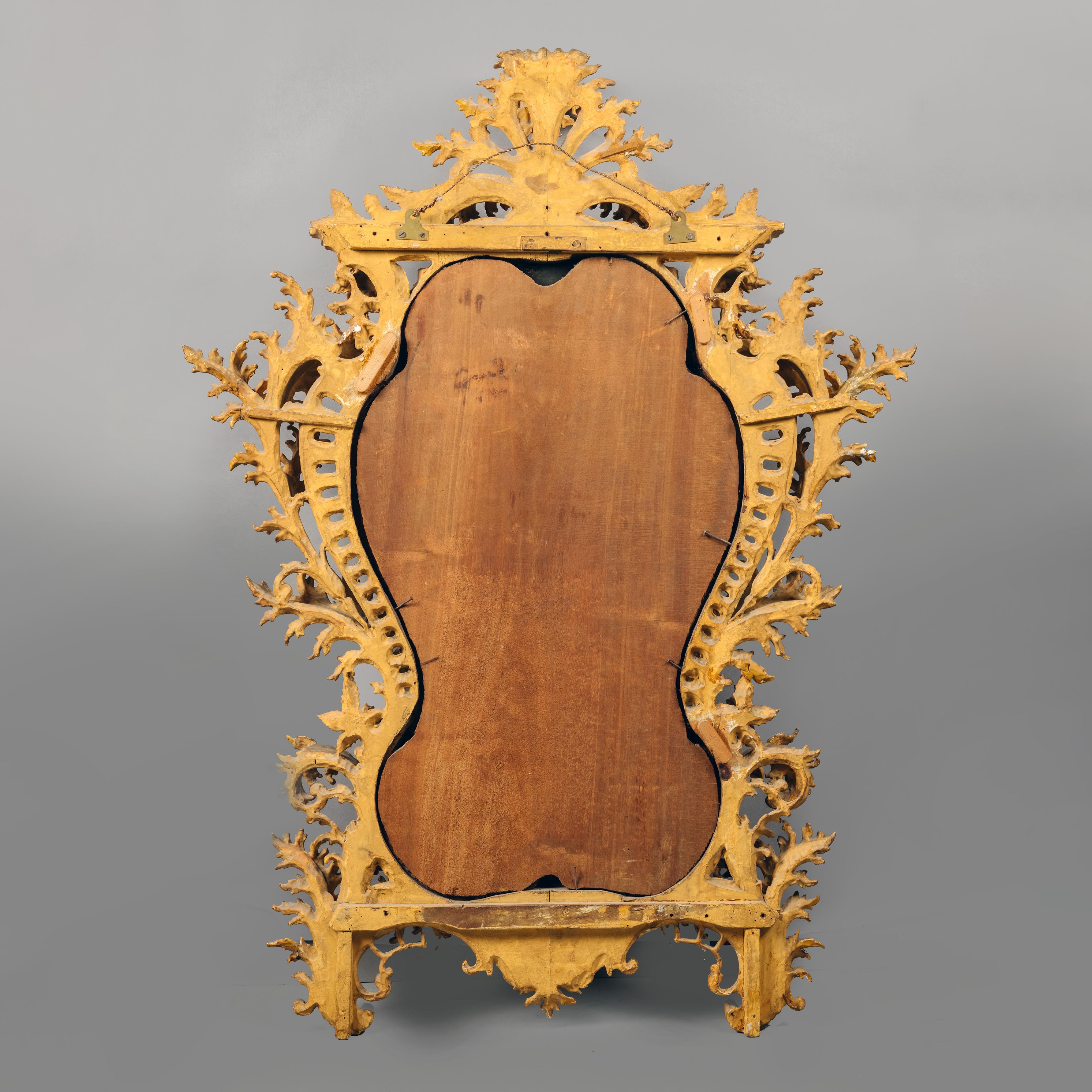 Sculpté Miroir en bois sculpté et doré de Florentine en vente