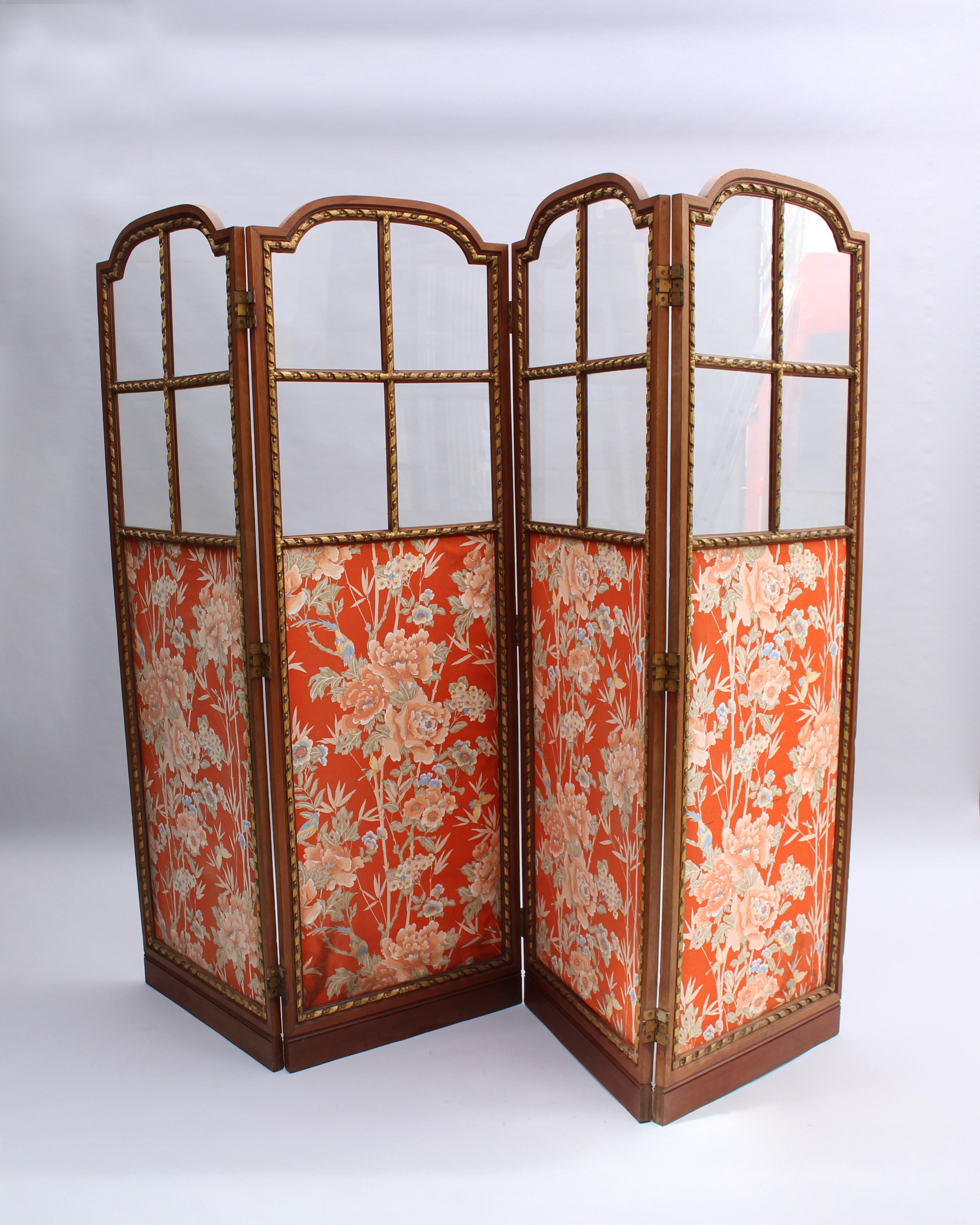 Séparateur à paravent français du début du 20e siècle, à quatre panneaux d'acajou ornés de petites fenêtres, de moulures laquées dorées et de tissus floraux.
Chaque panneau a une largeur de 23 5/8