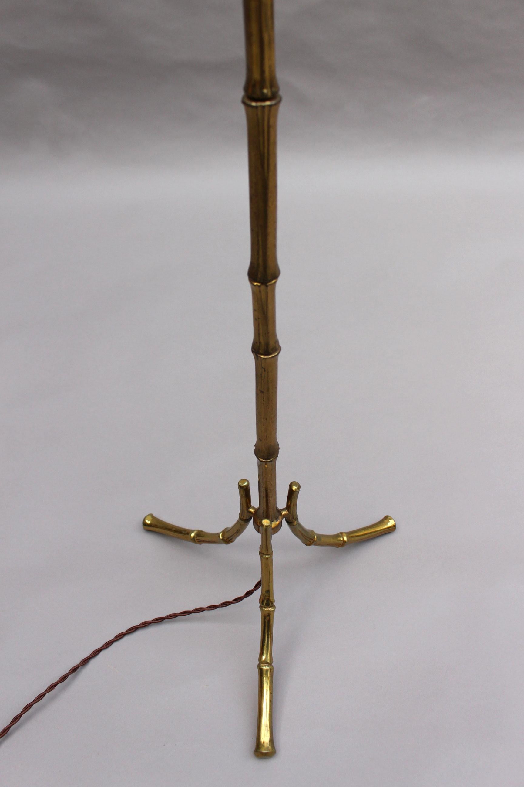 Lampadaire français raffiné en bronze des années 1950 de la Maison Bagus en vente 3