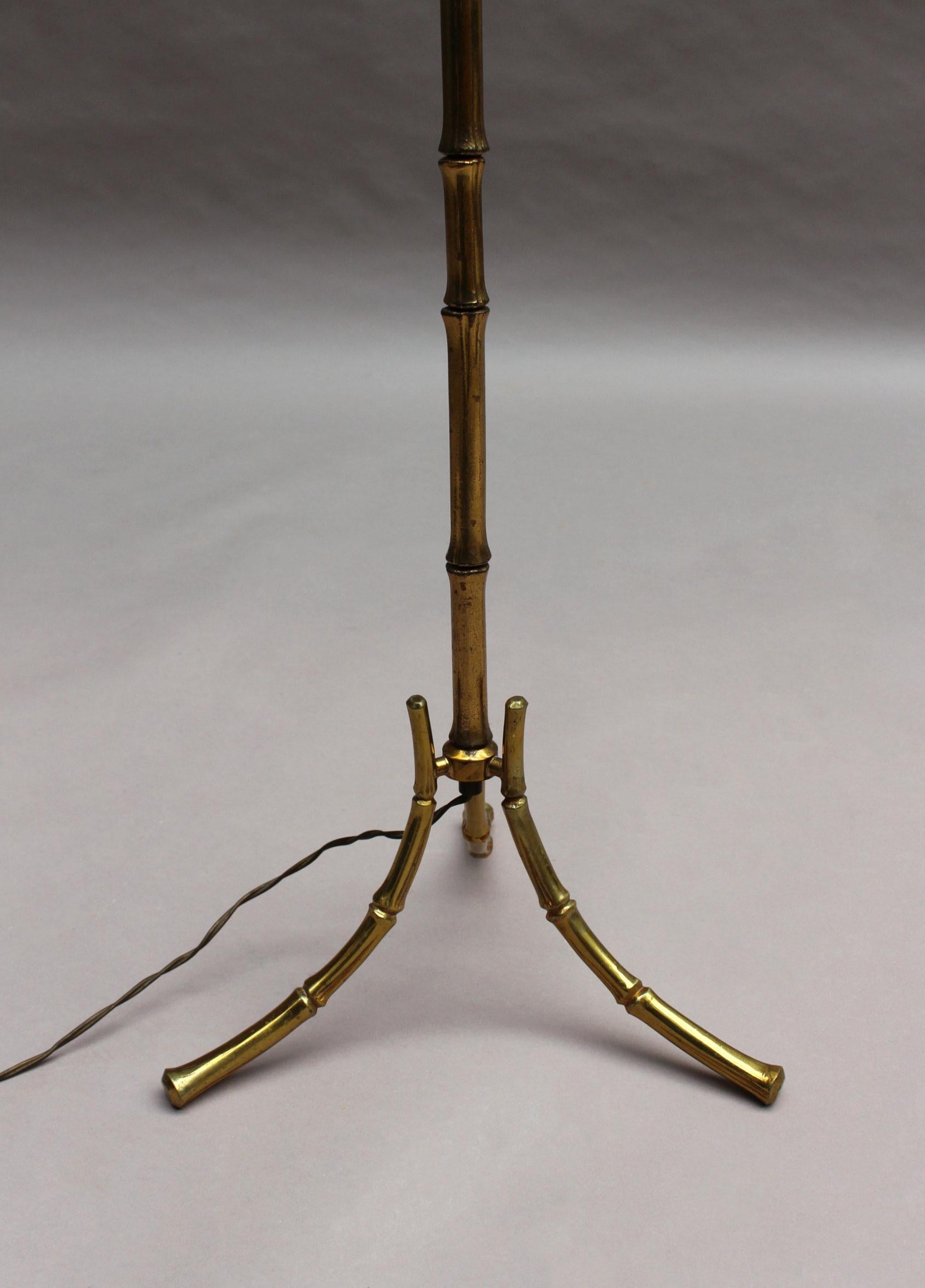 Lampadaire français raffiné en bronze des années 1950 de la Maison Bagus en vente 4