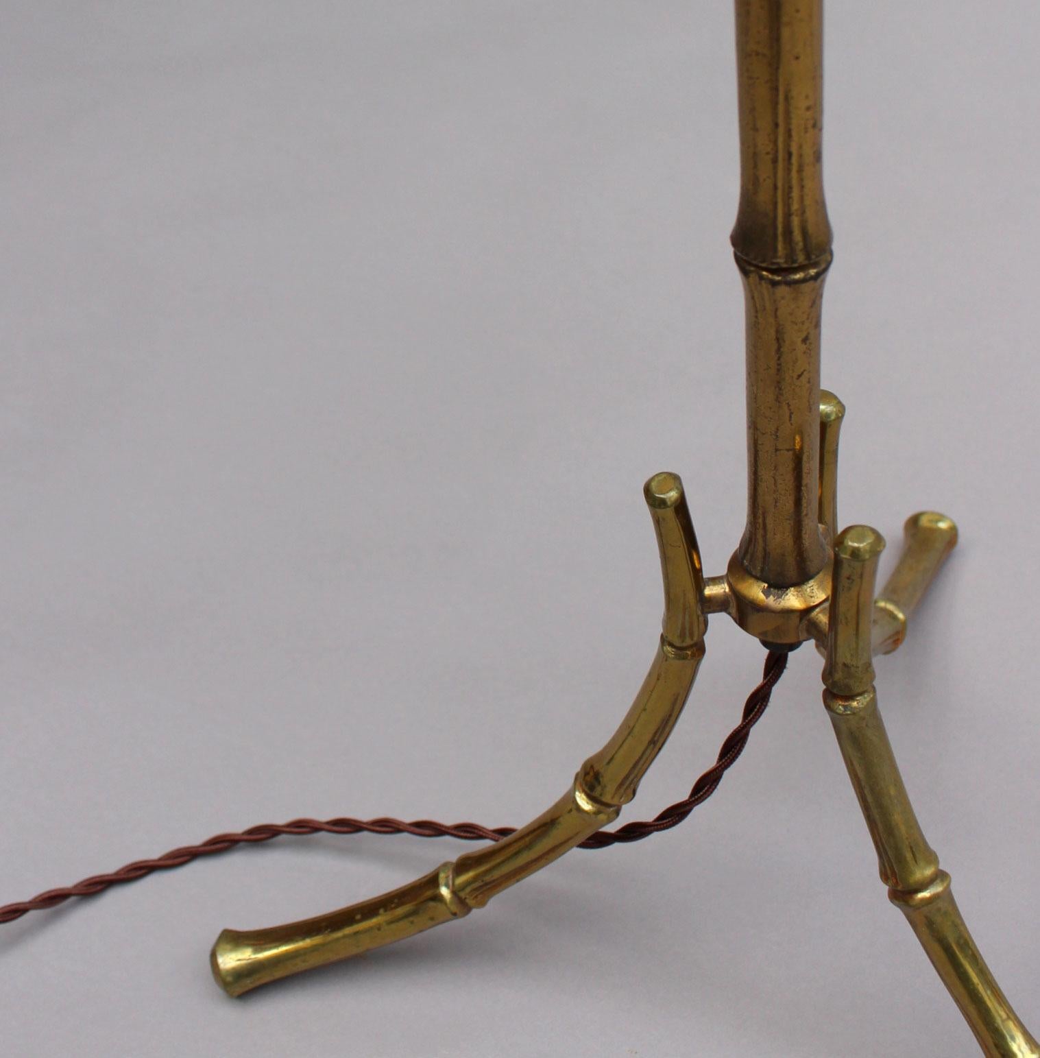 Lampadaire français raffiné en bronze des années 1950 de la Maison Bagus en vente 6