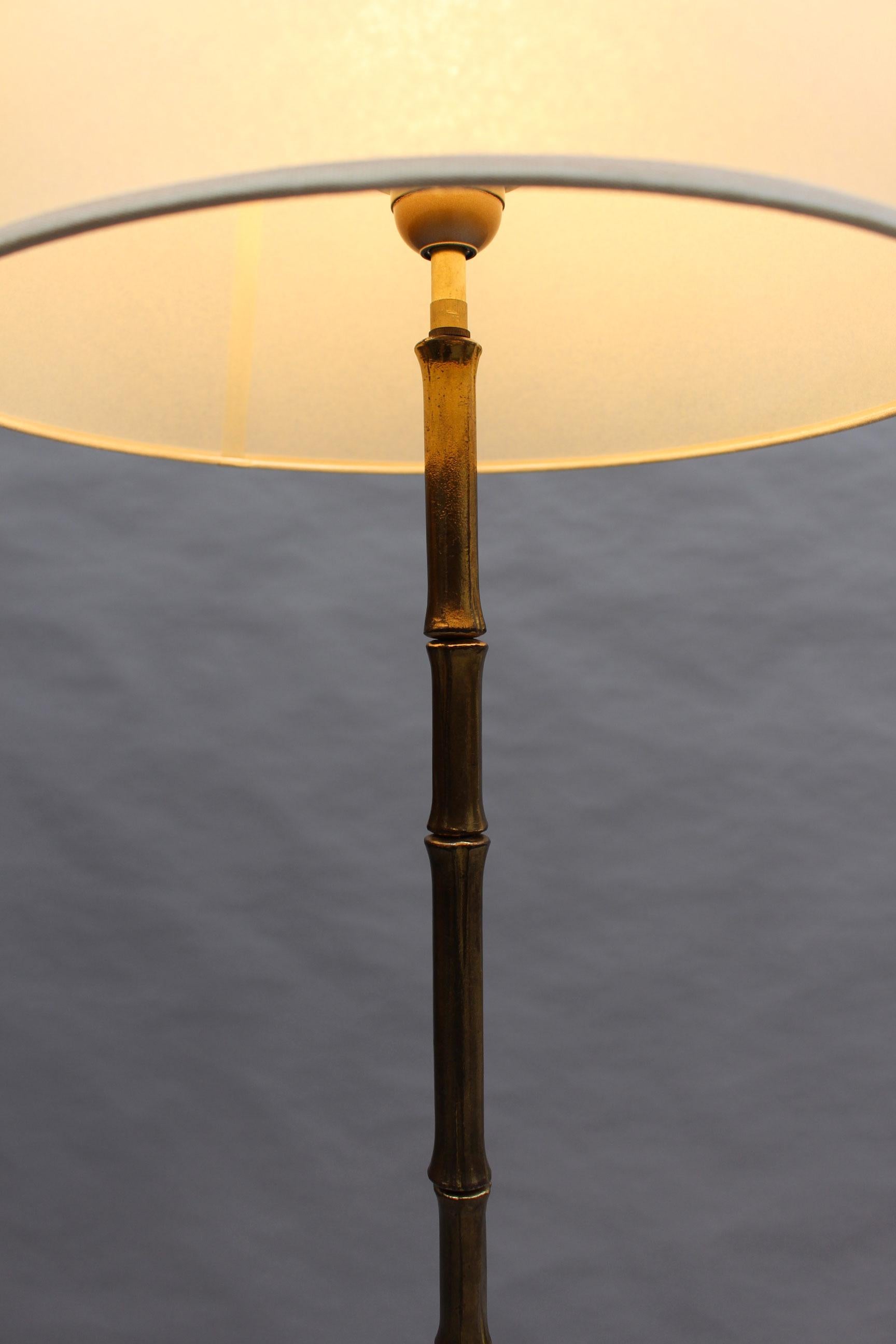 Lampadaire français raffiné en bronze des années 1950 de la Maison Bagus en vente 7