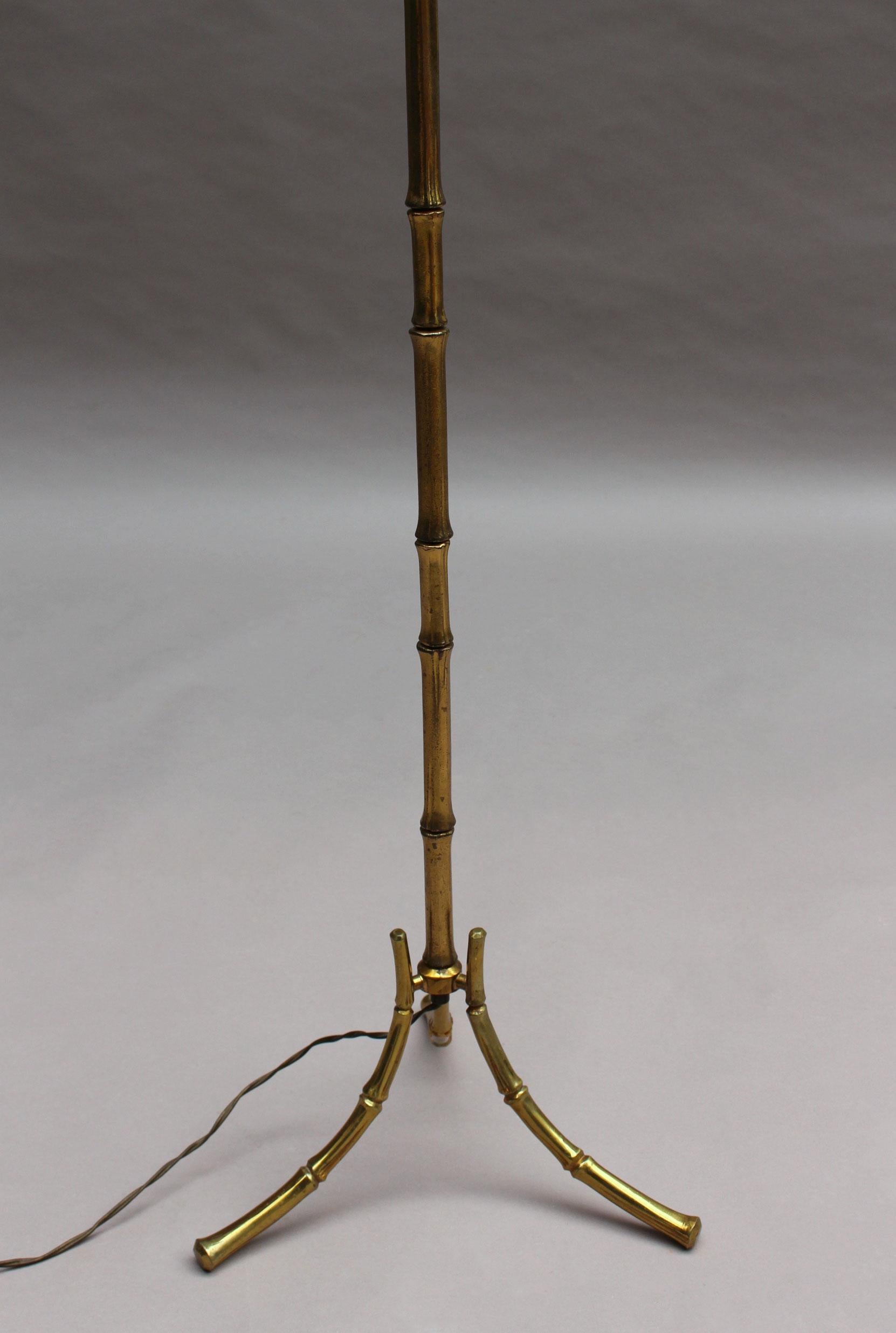 Bronzo Raffinata lampada da terra francese in bronzo degli anni '50 di Maison Baguès in vendita