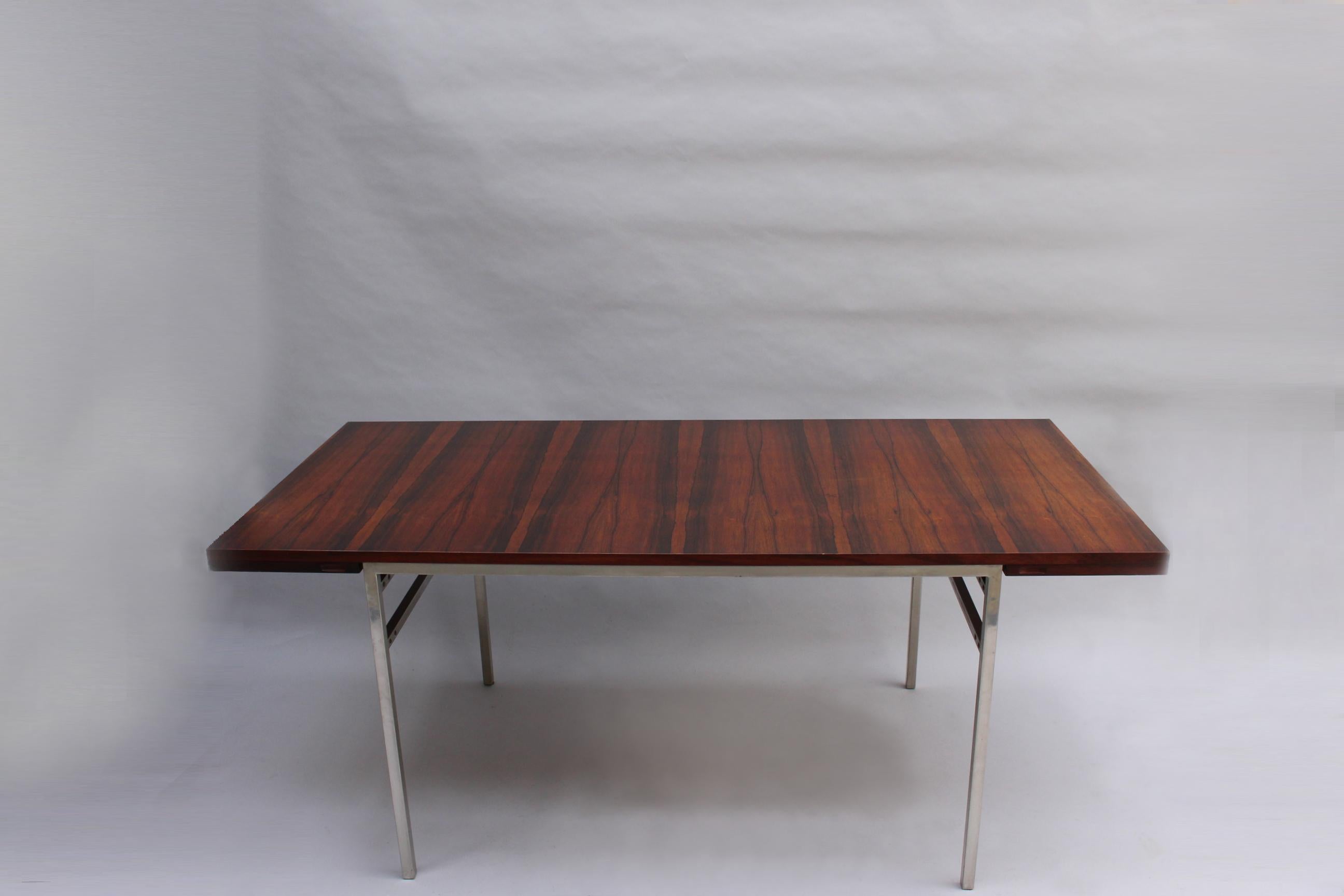 Ausziehbarer französischer Tisch aus Chrom und Palisanderholz aus den 1950er Jahren von Alain Richard (Moderne der Mitte des Jahrhunderts) im Angebot