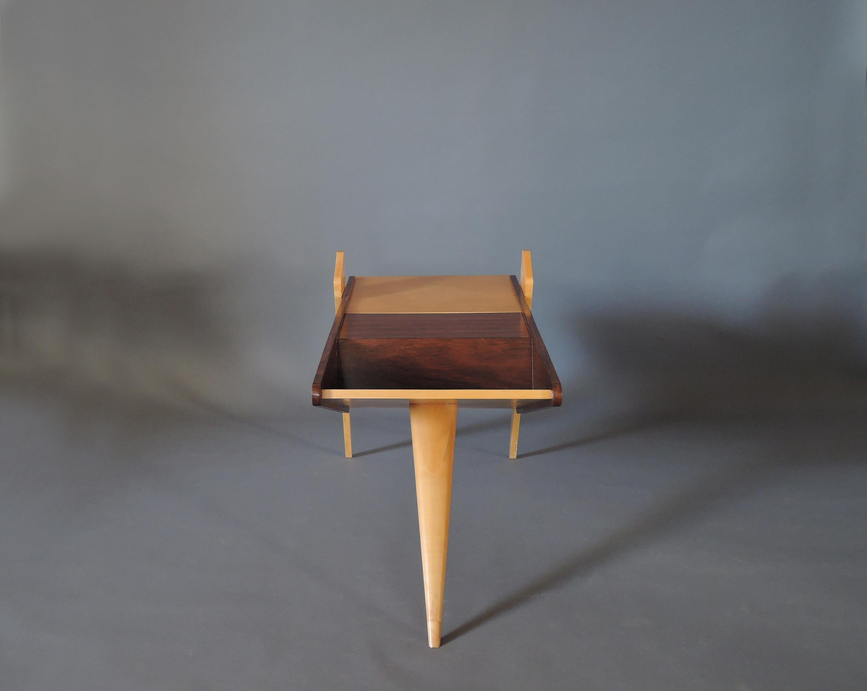 Français Table d'appoint/ Porte-revues en bois de rose et sycomore des années 1950 en vente