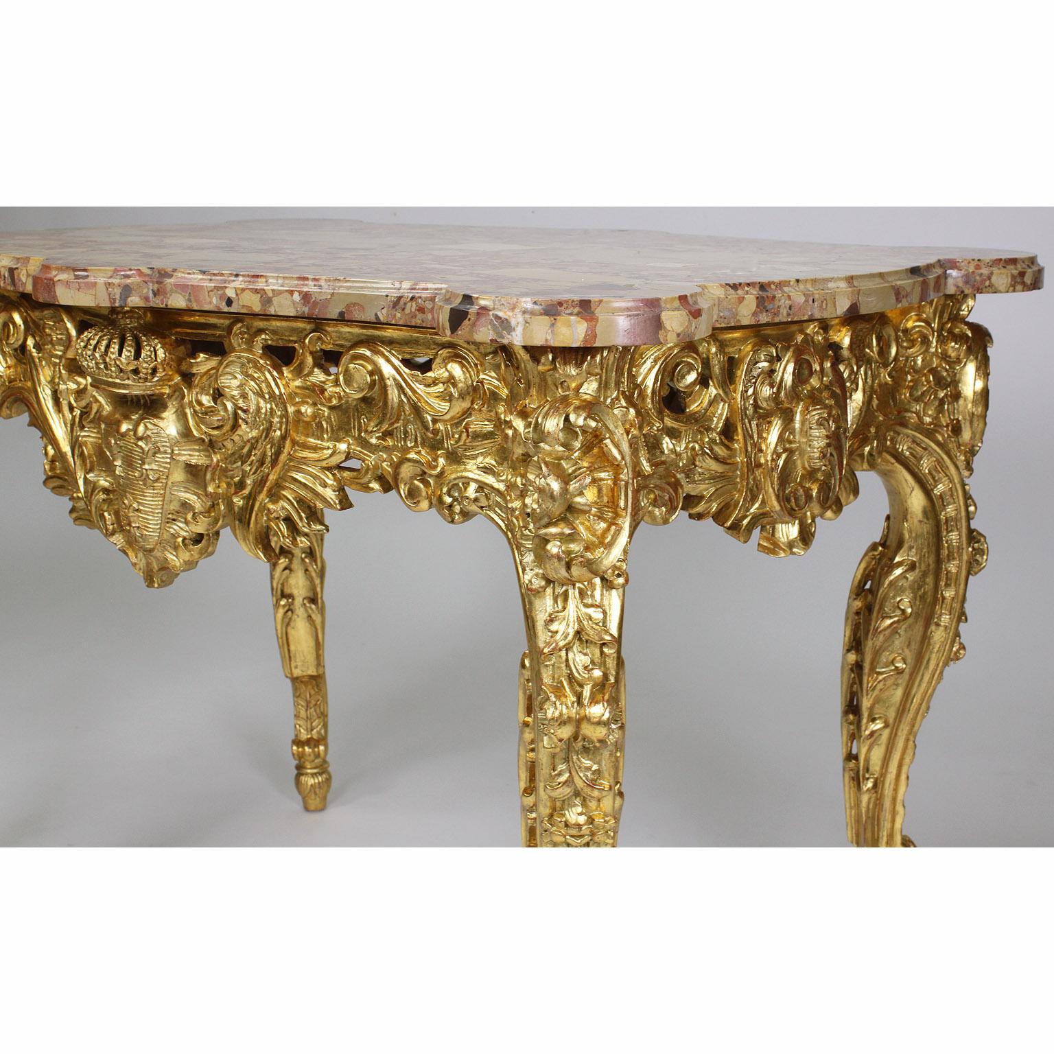 Table centrale royale sculptée en bois doré de style Louis XV du 19ème siècle en vente 5