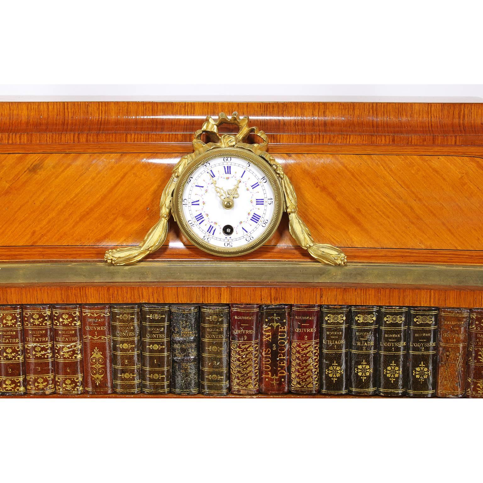 Francese Raffinata scrivania da donna francese del XIX secolo in stile Luigi XV in legno di tulipano e ormolatura in vendita