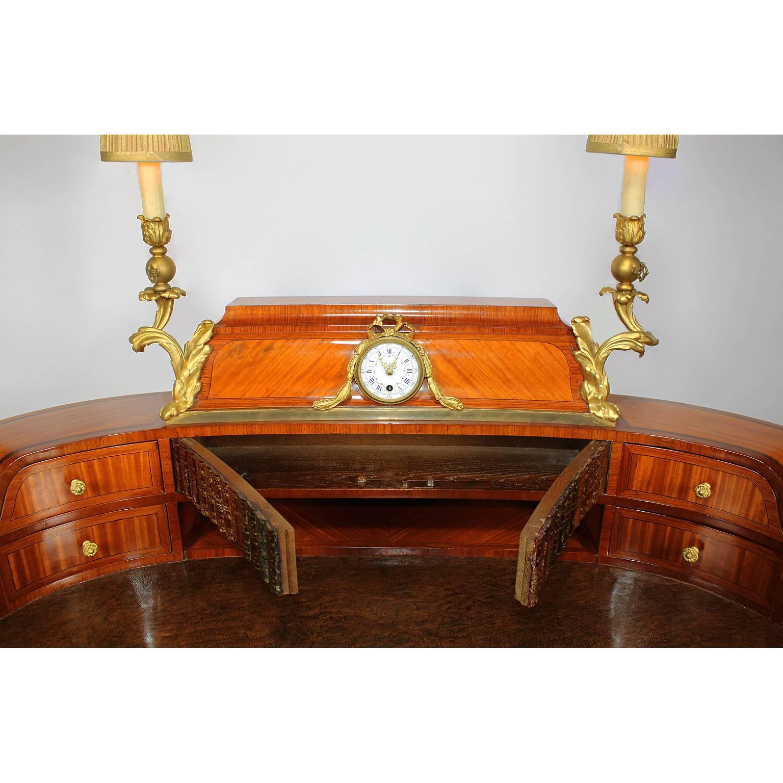Französischer Schreibtisch für Damen im Louis-XV-Stil des 19. Jahrhunderts aus Tulpenholz und Goldbronze (Bronze) im Angebot
