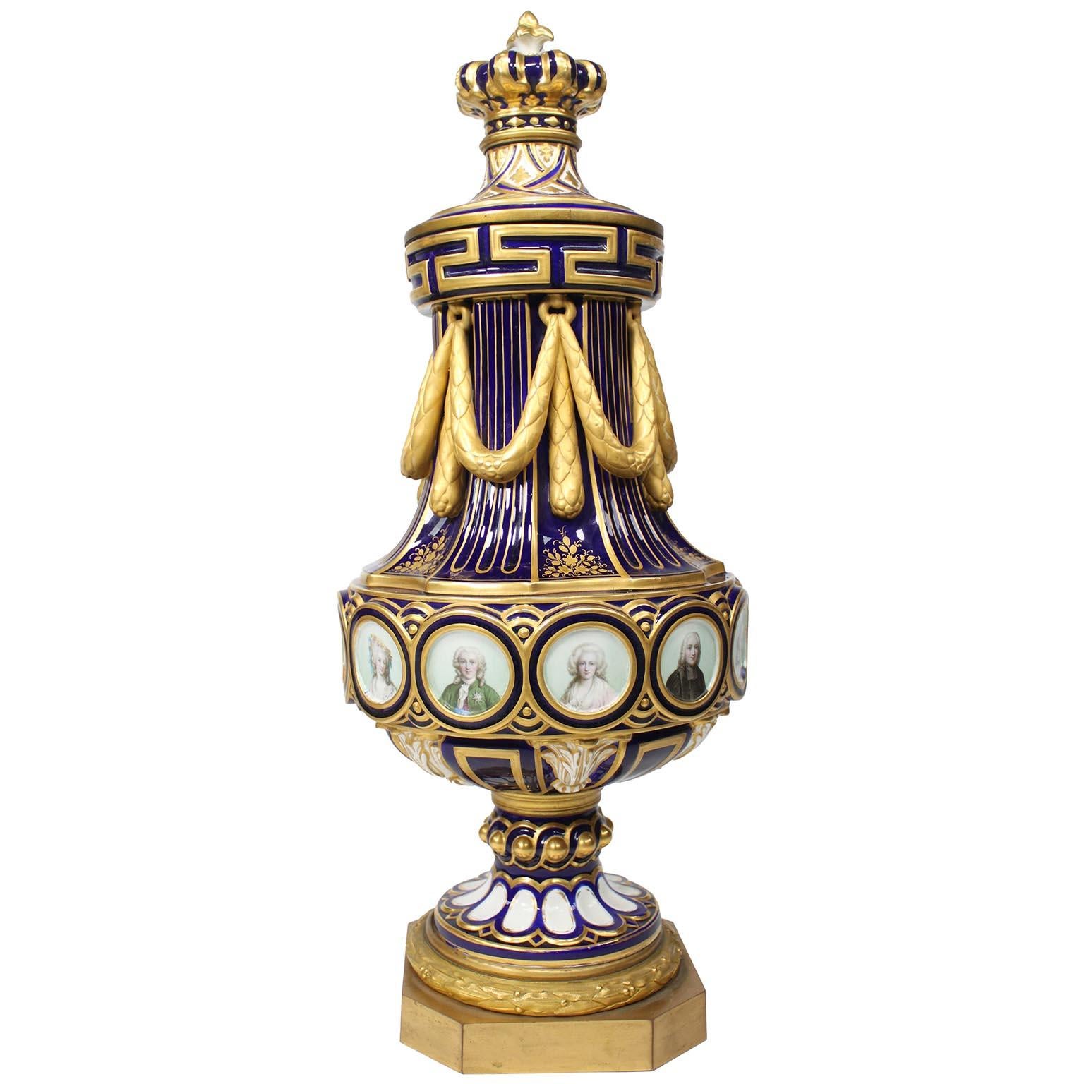 Un raffinato set di orologi in porcellana di Sèvres del XIX secolo in vendita 3