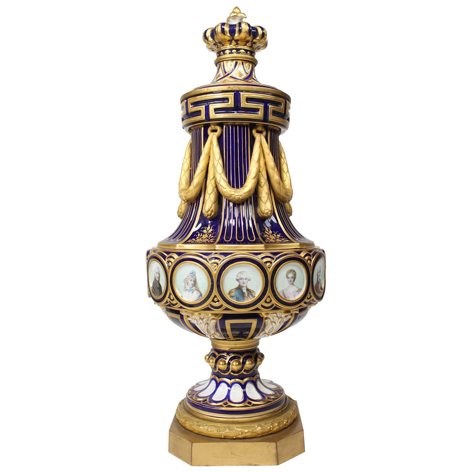 Un raffinato set di orologi in porcellana di Sèvres del XIX secolo in vendita 4