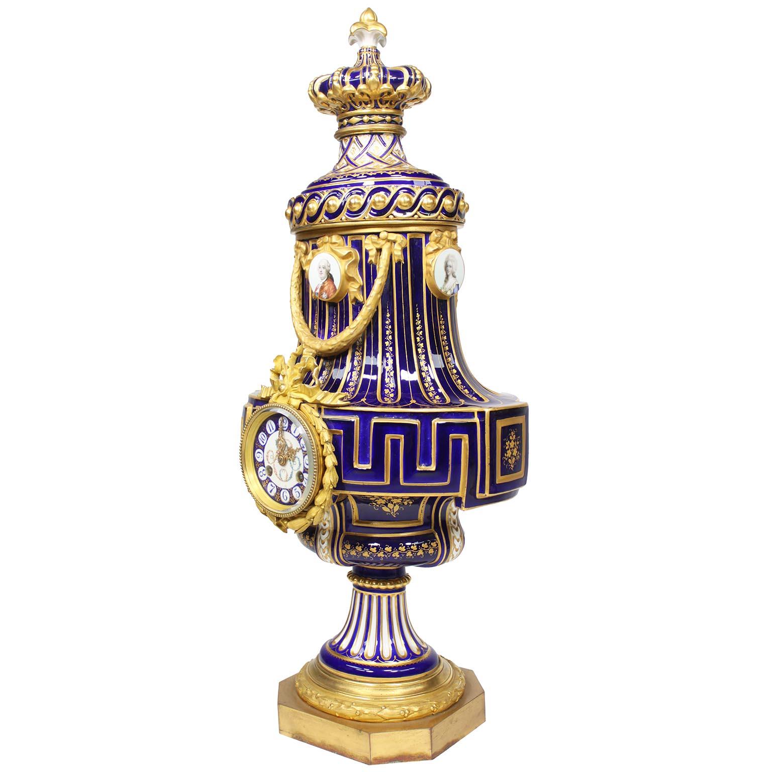 Un raffinato set di orologi in porcellana di Sèvres del XIX secolo in vendita 5