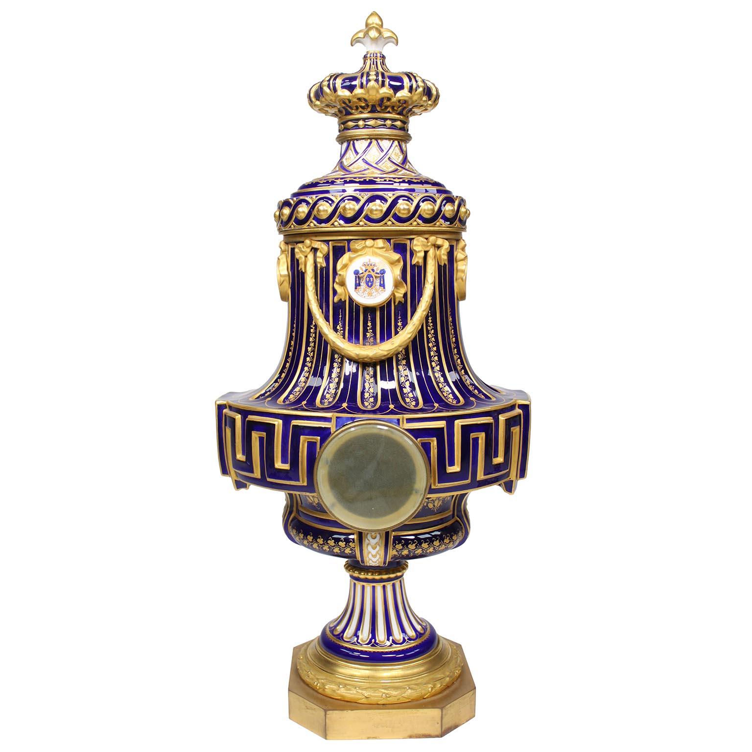Un raffinato set di orologi in porcellana di Sèvres del XIX secolo in vendita 6