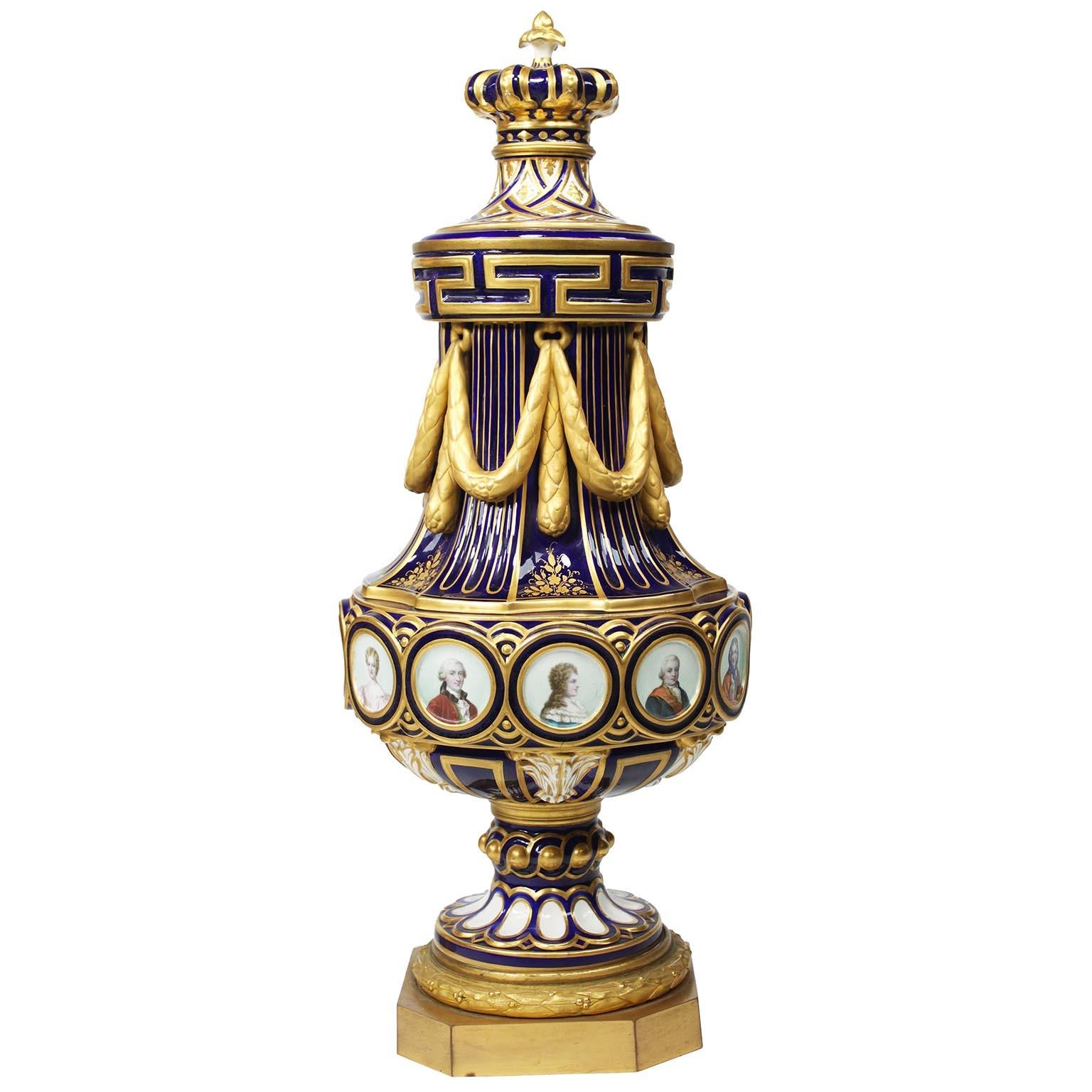 Luigi XVI Un raffinato set di orologi in porcellana di Sèvres del XIX secolo in vendita
