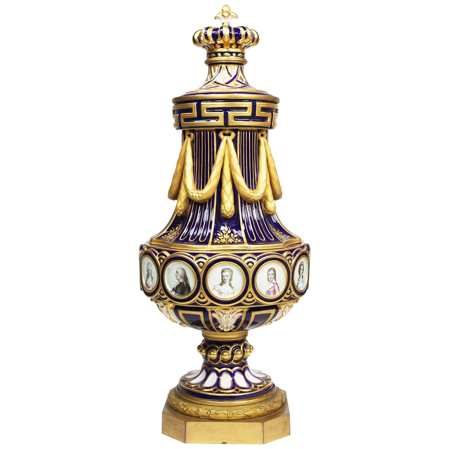 Francese Un raffinato set di orologi in porcellana di Sèvres del XIX secolo in vendita