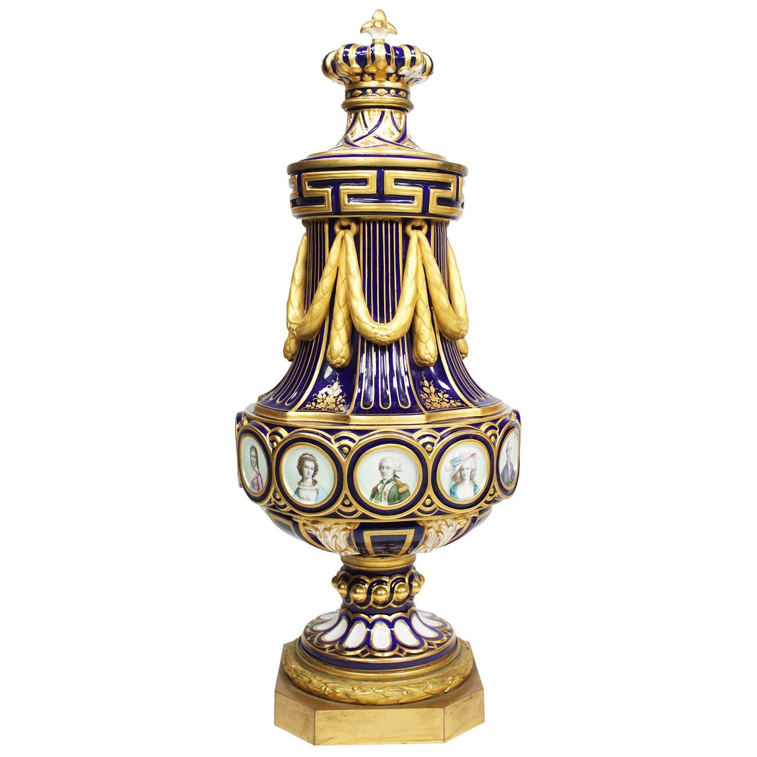 Bronzo Un raffinato set di orologi in porcellana di Sèvres del XIX secolo in vendita