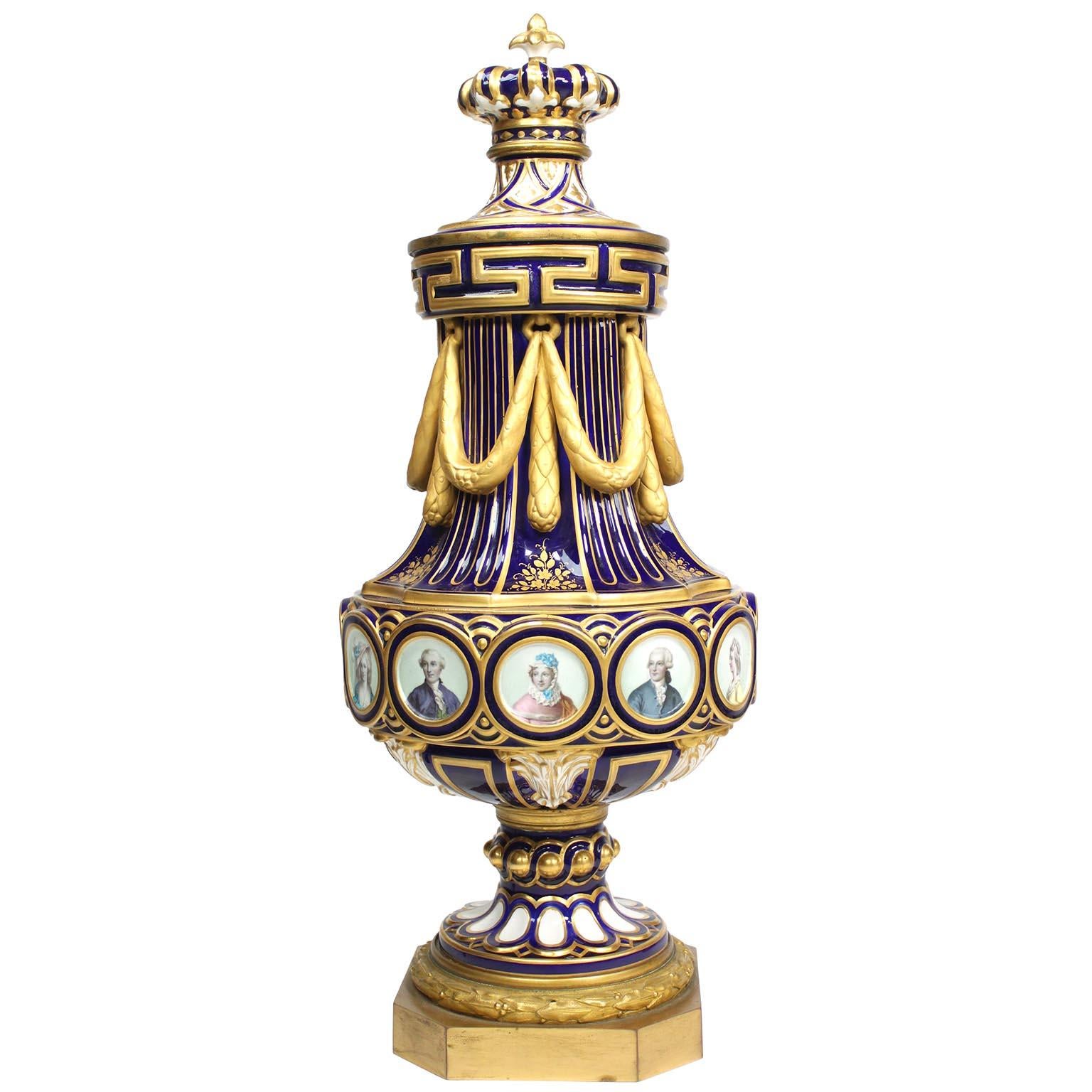 Un raffinato set di orologi in porcellana di Sèvres del XIX secolo in vendita 1