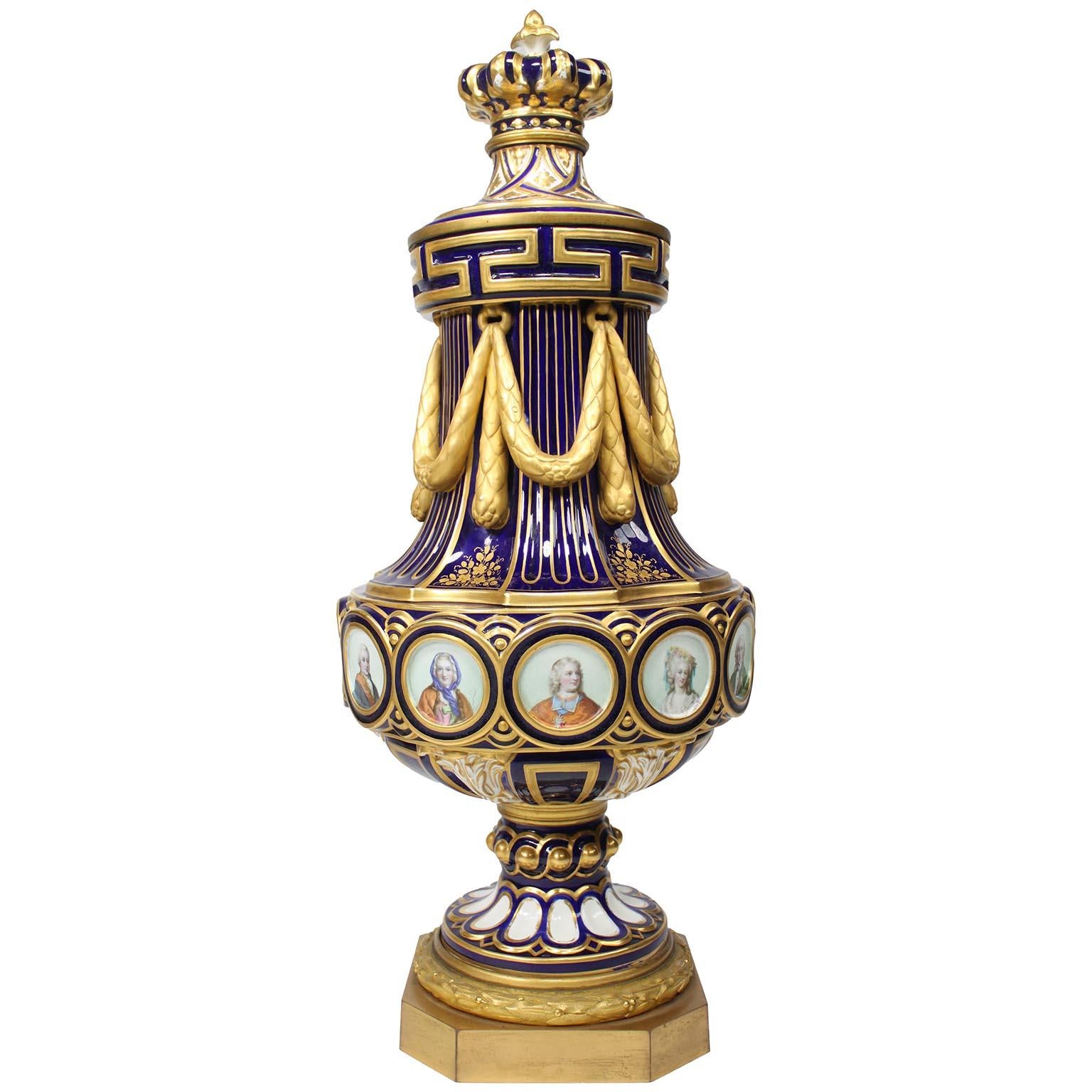 Un raffinato set di orologi in porcellana di Sèvres del XIX secolo in vendita 2