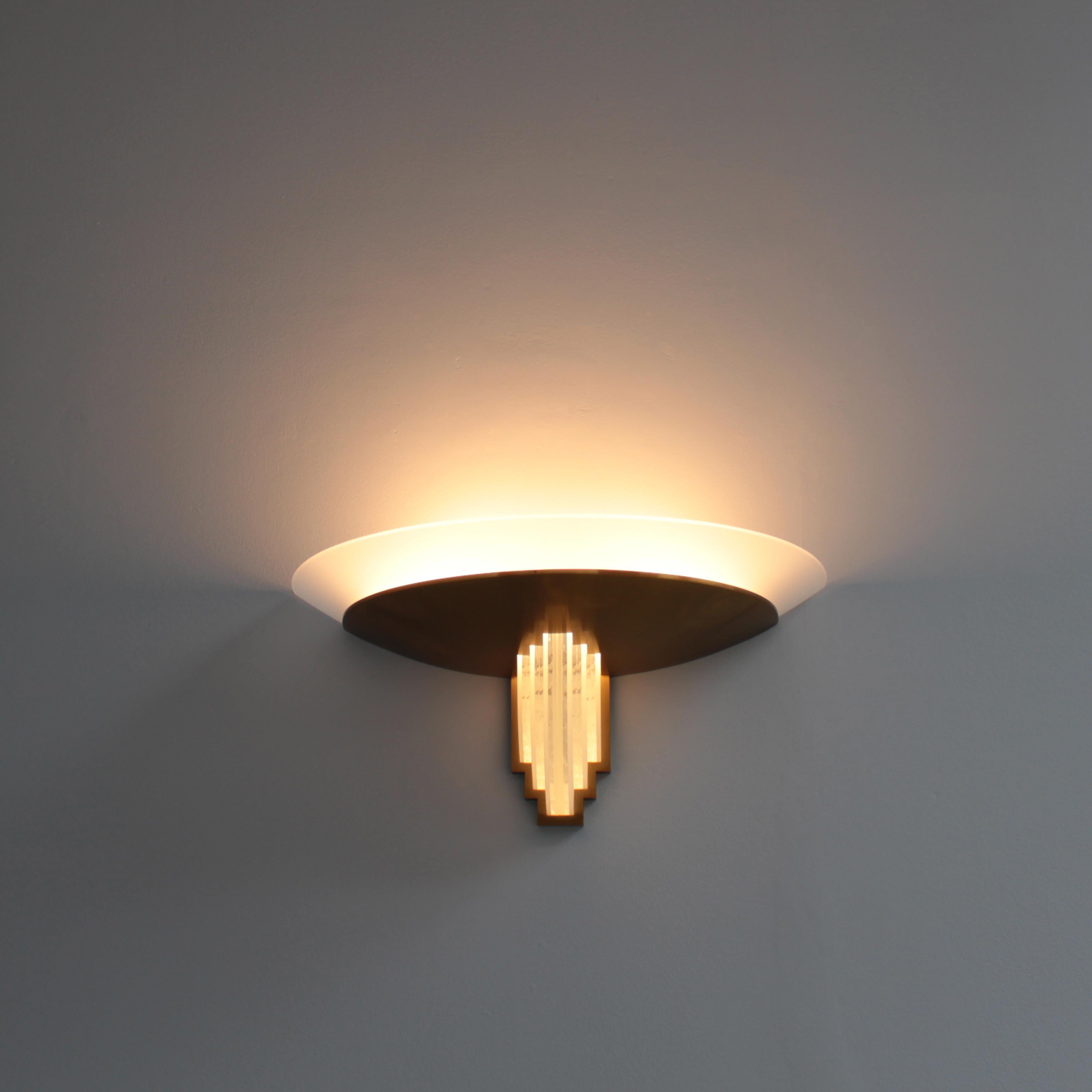 A Fine French Art Deco Bronze and Cut Glass Sconce by Perzel For Sale 3