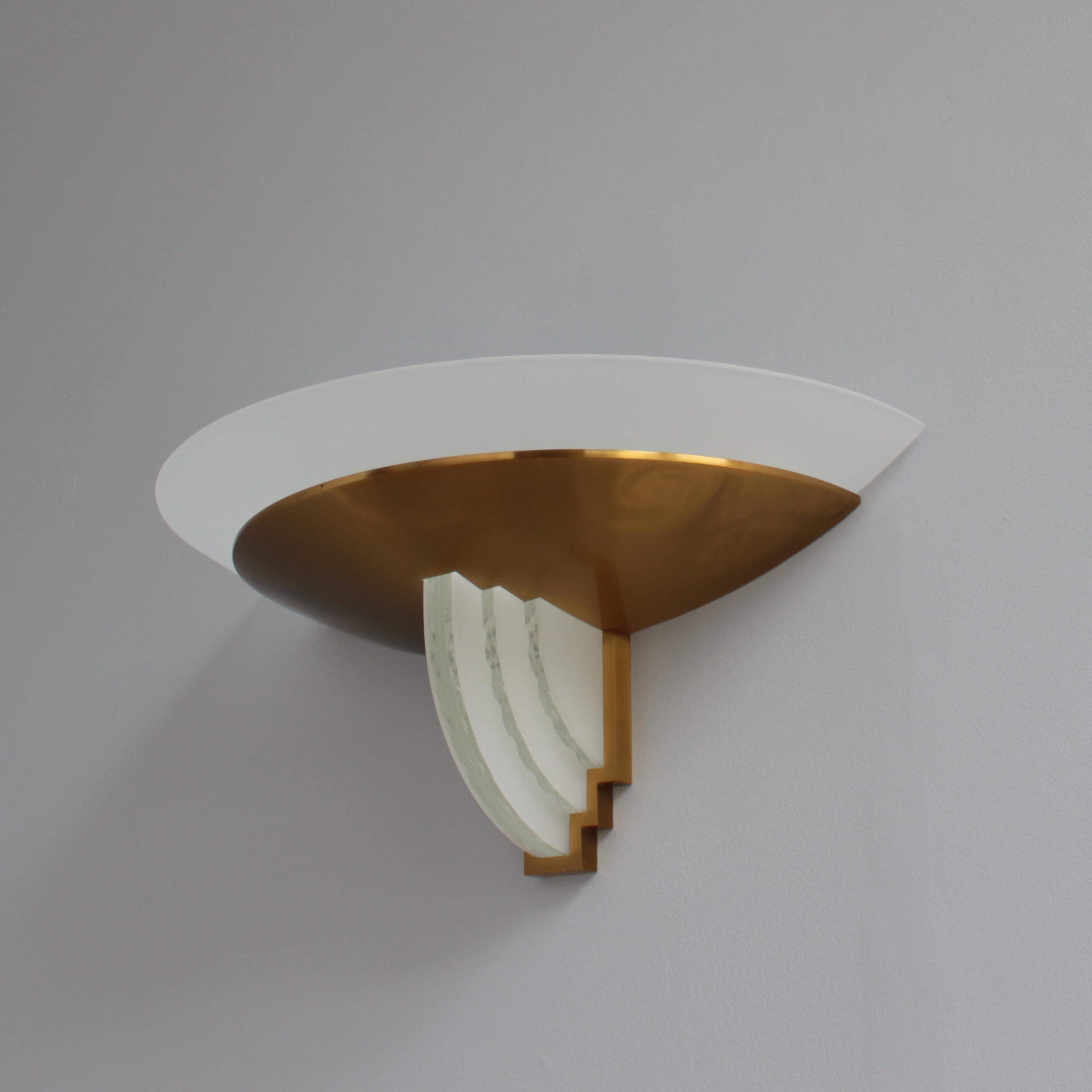 A Fine French Art Deco Bronze and Cut Glass Sconce by Perzel For Sale 4