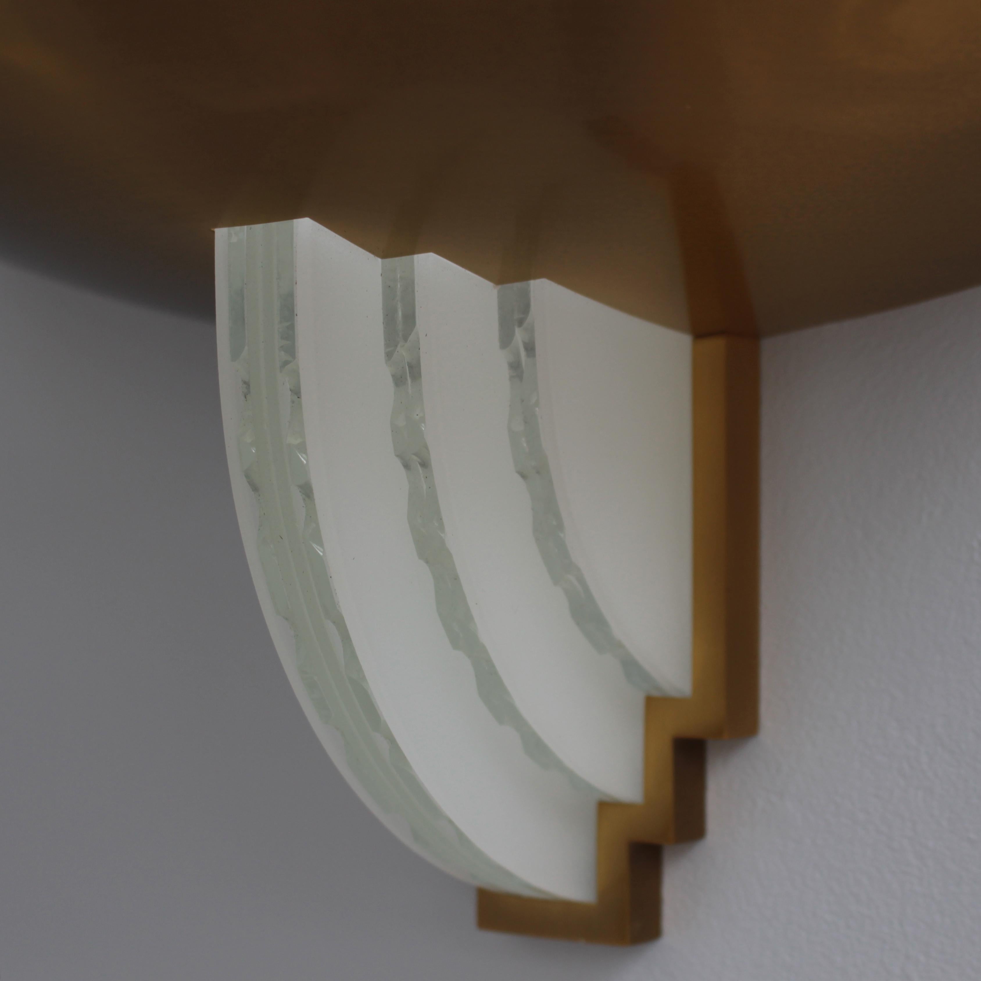 A Fine French Art Deco Bronze and Cut Glass Sconce by Perzel For Sale 5