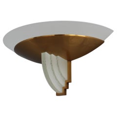 Una bella applique francese Art Deco in bronzo e vetro tagliato di Perzel