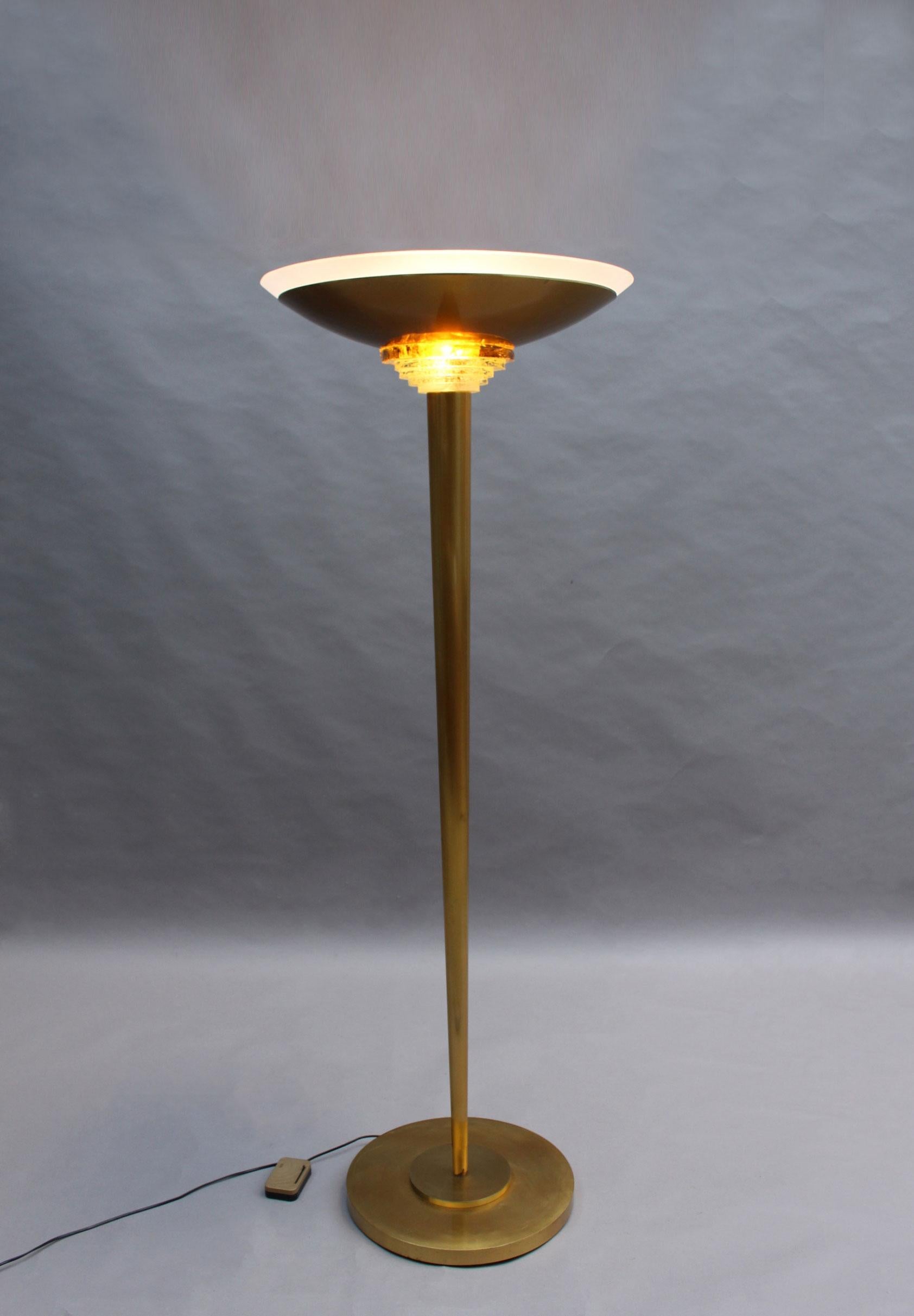 With a 2-tier round base, a conical stem that holds a stack of clear and amber cut glass slabs and a bronze bowl on which rests an optical glass bowl.
Model created in 1938
US re-wired with one Edison socket (standard bulb).
