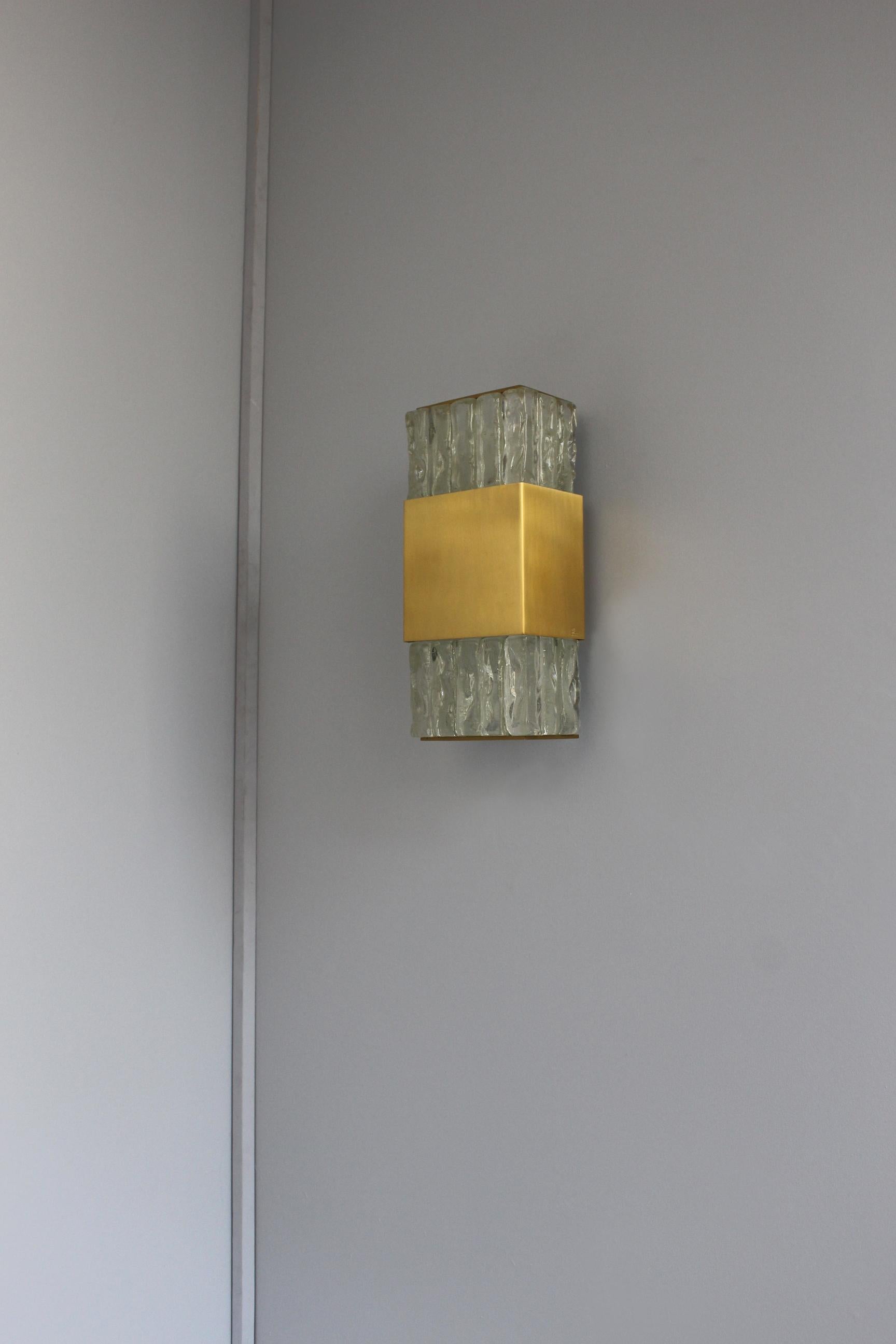 Fine French Art Deco Bronze and Slabs Glass Sconce by Jean Perzel In Good Condition For Sale In Long Island City, NY