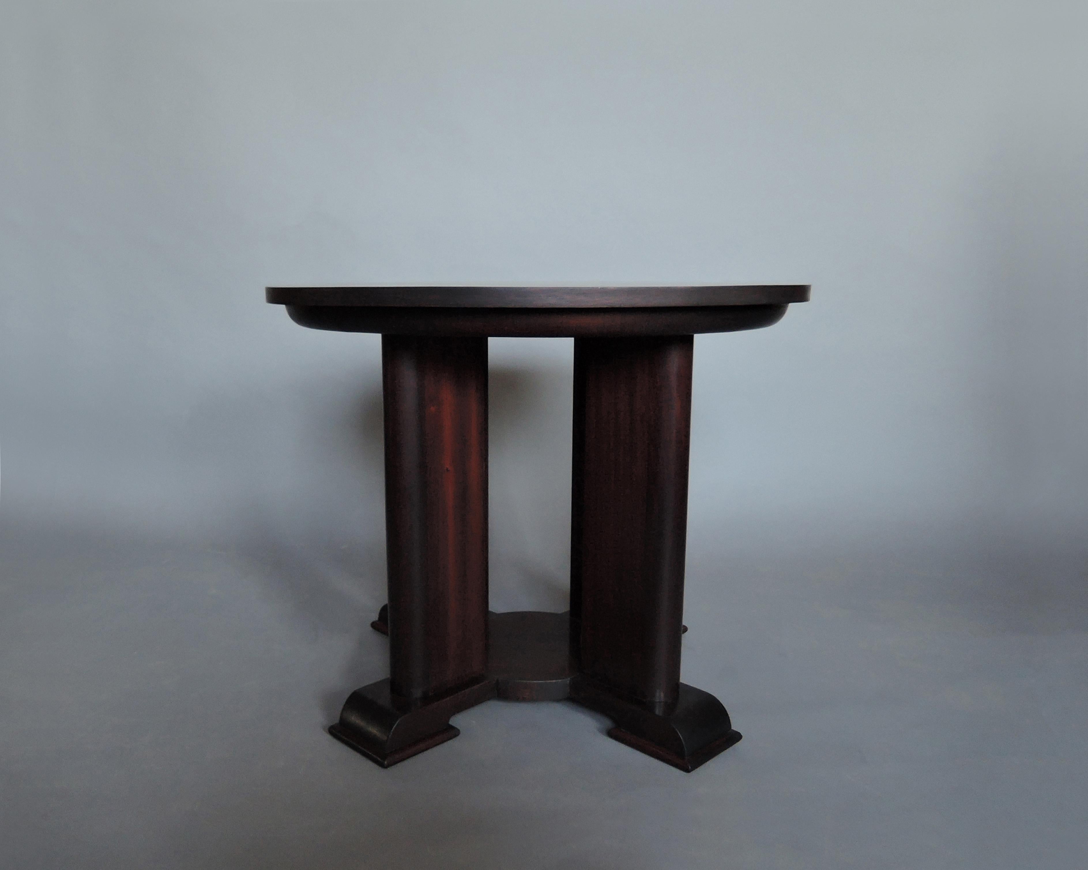 Fino gueridón francés Art Decó de caoba con pedestal de cuatro patas.

 
