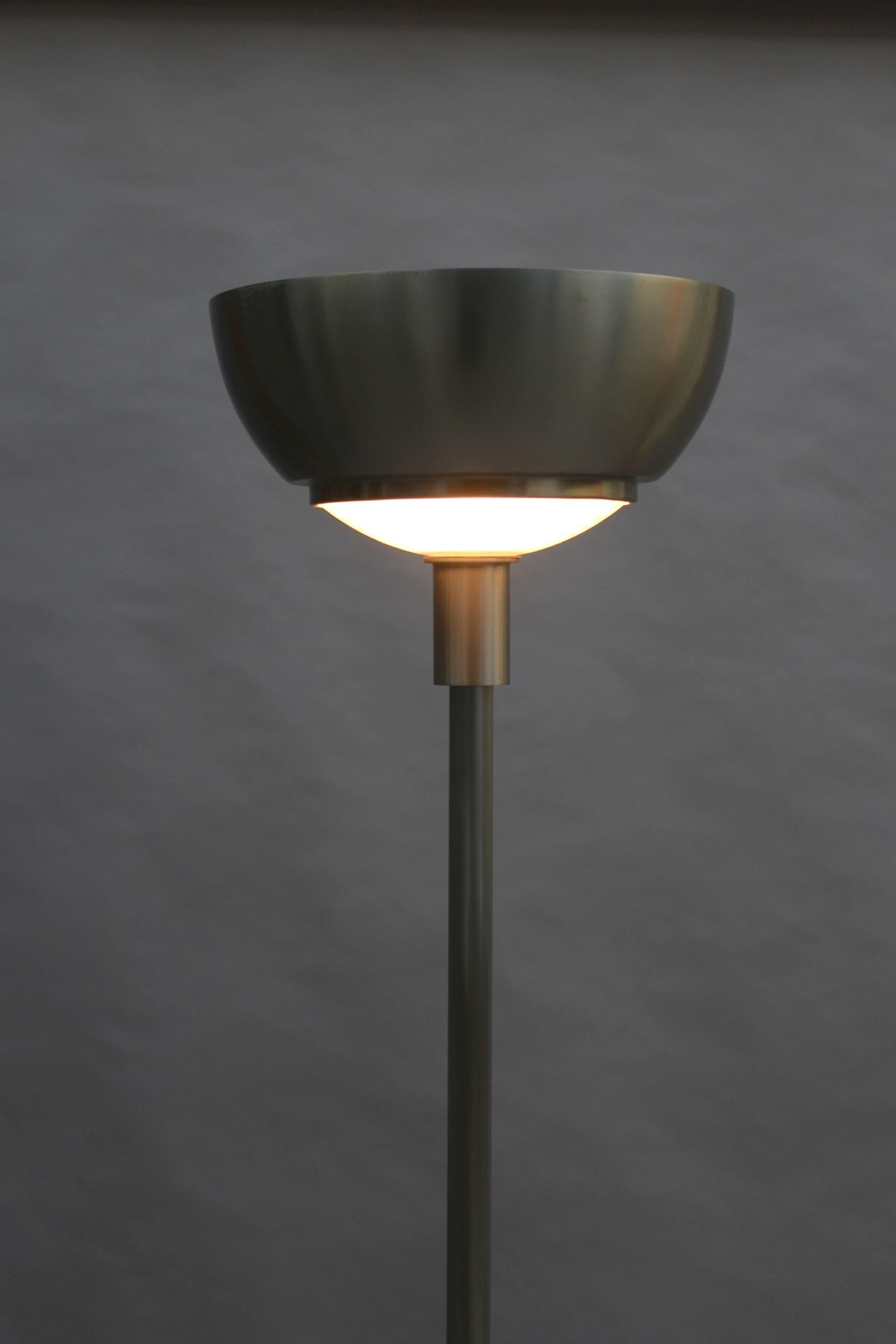 Französische Stehlampe aus Nickel und Glas im Art déco-Stil von Jean Perzel, Art déco im Zustand „Gut“ im Angebot in Long Island City, NY