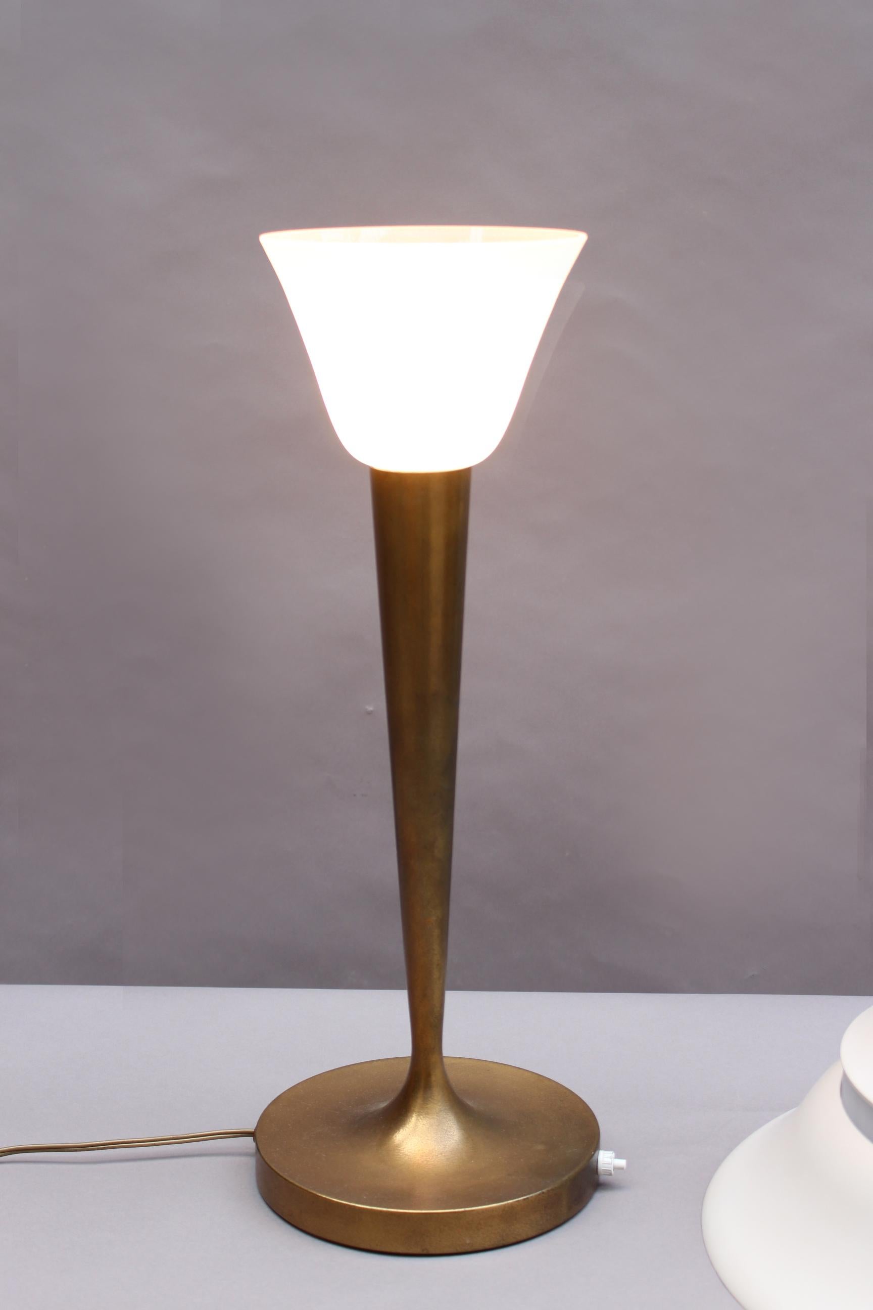 Verre Lampe de table Art Déco française par Jean Perzel en vente