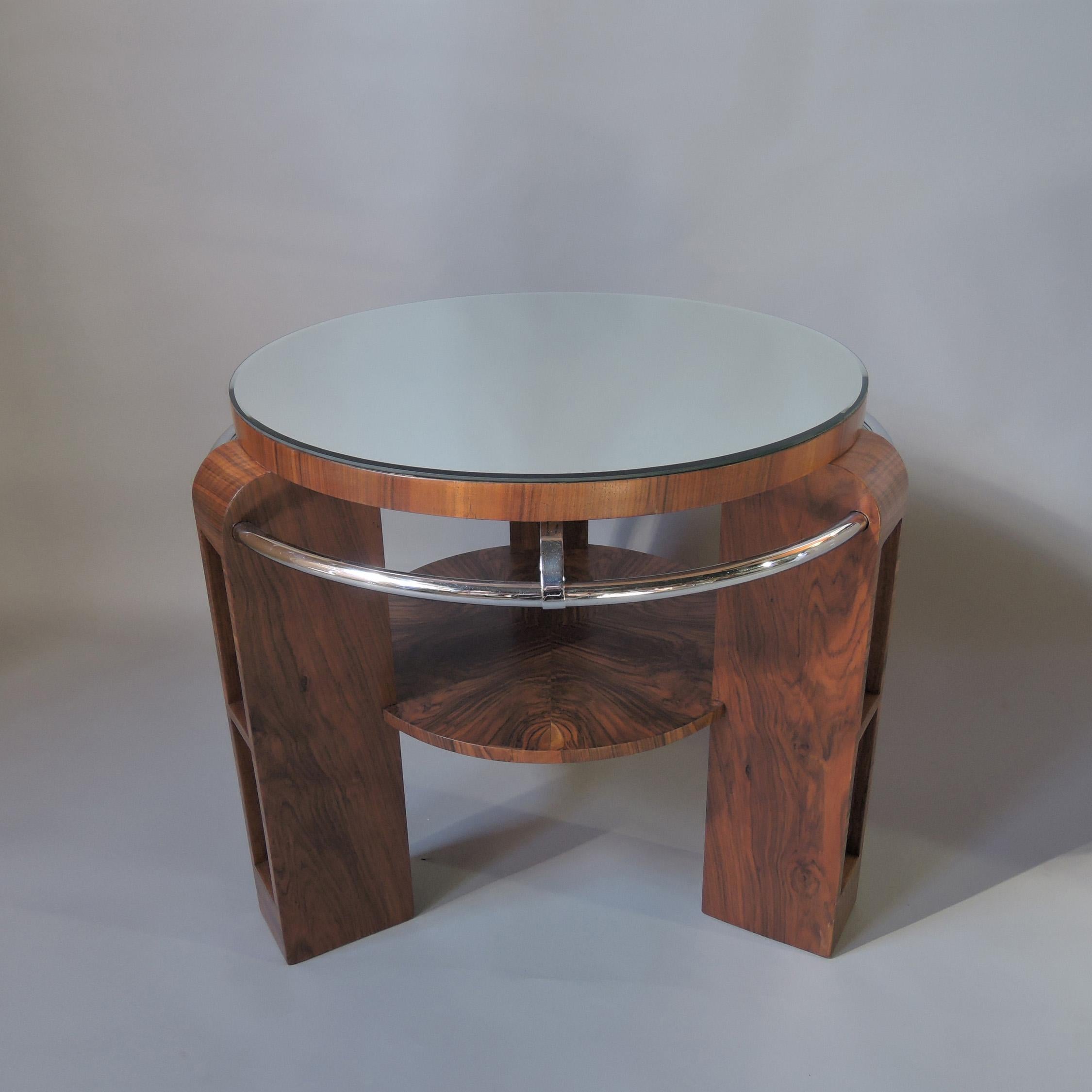 Cromo Un raffinato gueridon francese Art Déco in noce e cromo a due piani in vendita