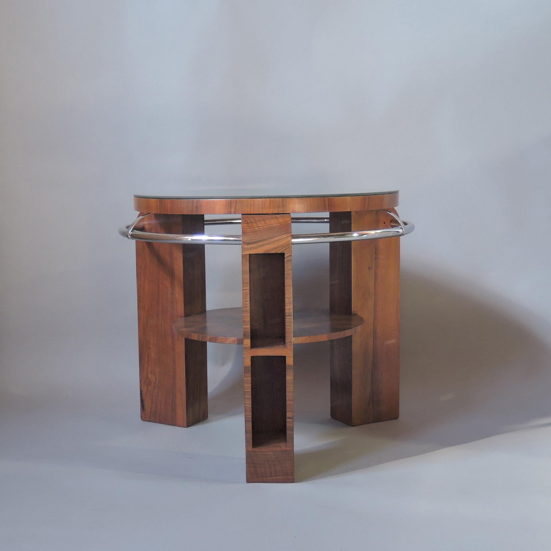 Un raffinato gueridon francese Art Déco a due livelli in noce sostenuto da tre gambe con nicchie collegate da un tubo circolare cromato. Piano smussato a specchio (diametro 27 1/5