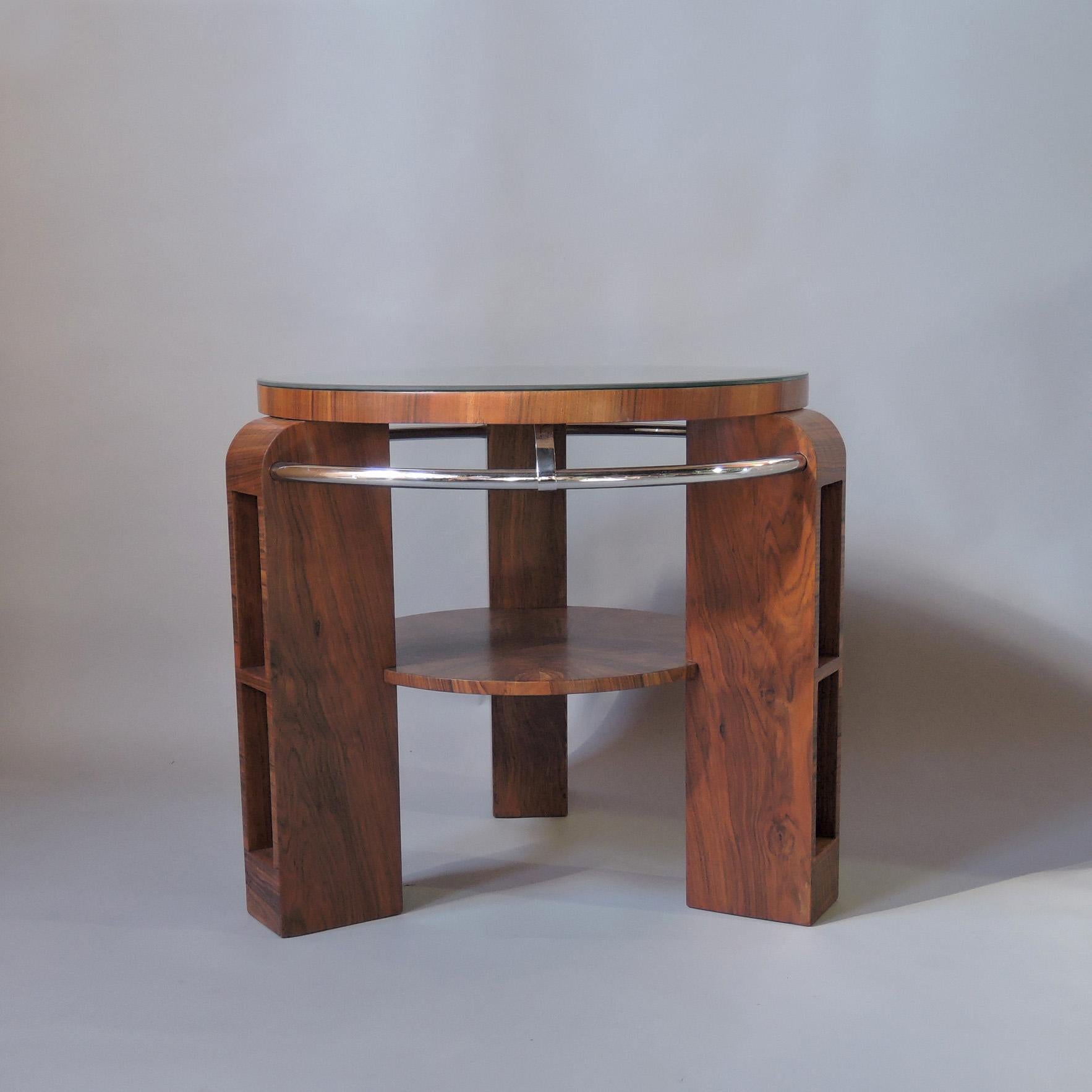 Francese Un raffinato gueridon francese Art Déco in noce e cromo a due piani in vendita