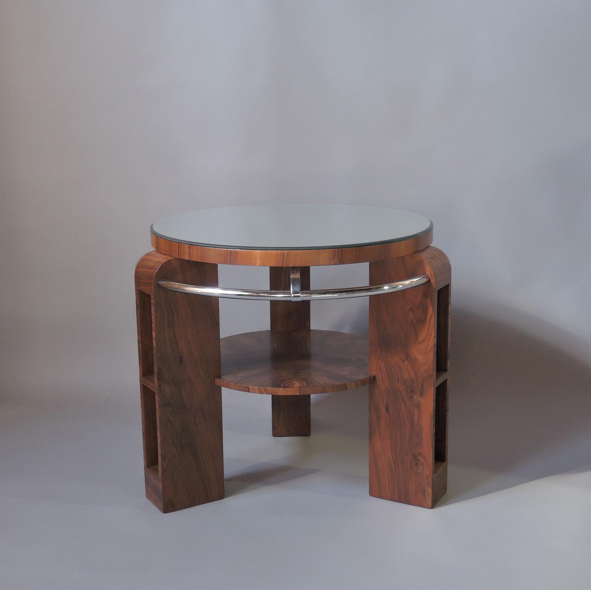 Un raffinato gueridon francese Art Déco in noce e cromo a due piani in vendita 4