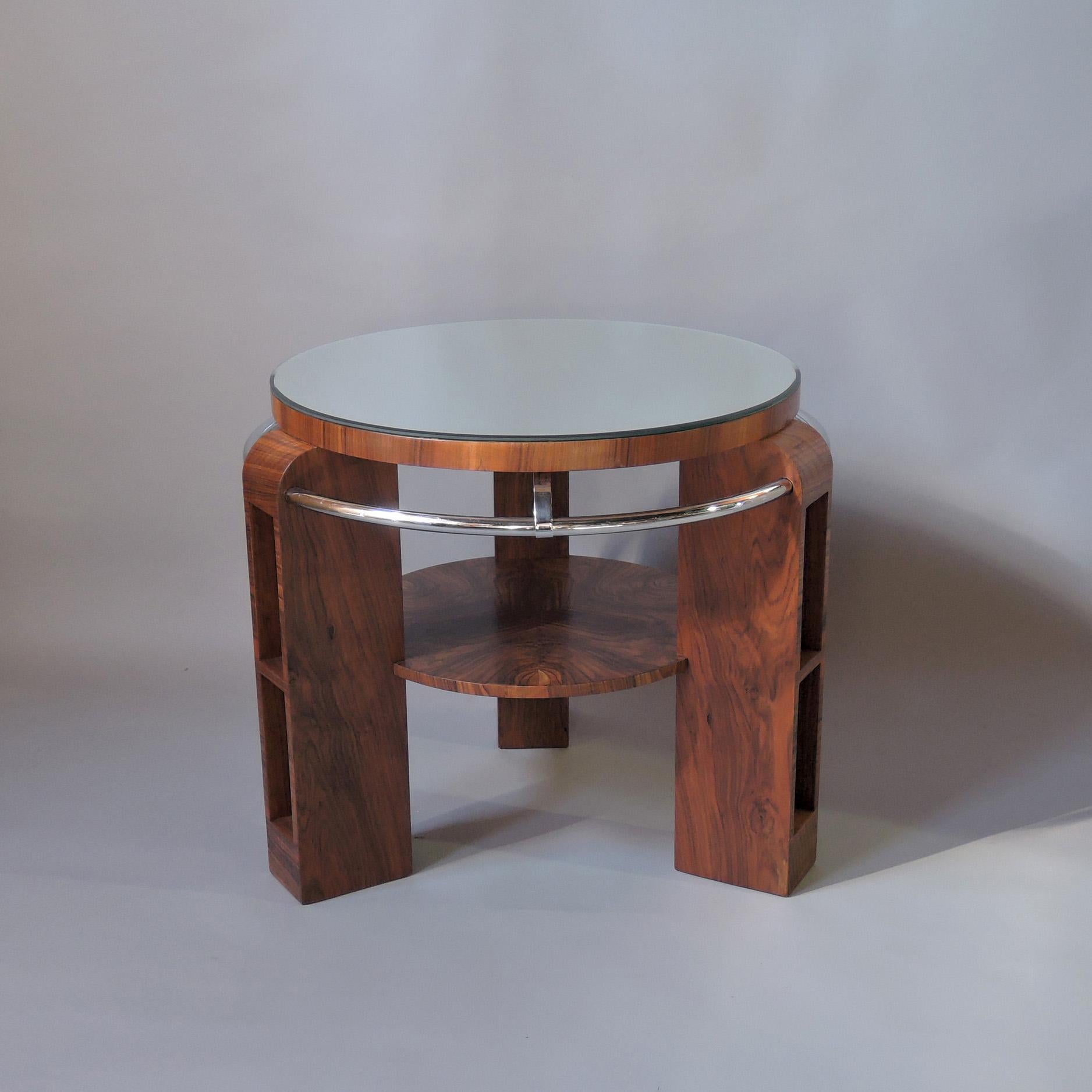 Metà XX secolo Un raffinato gueridon francese Art Déco in noce e cromo a due piani in vendita