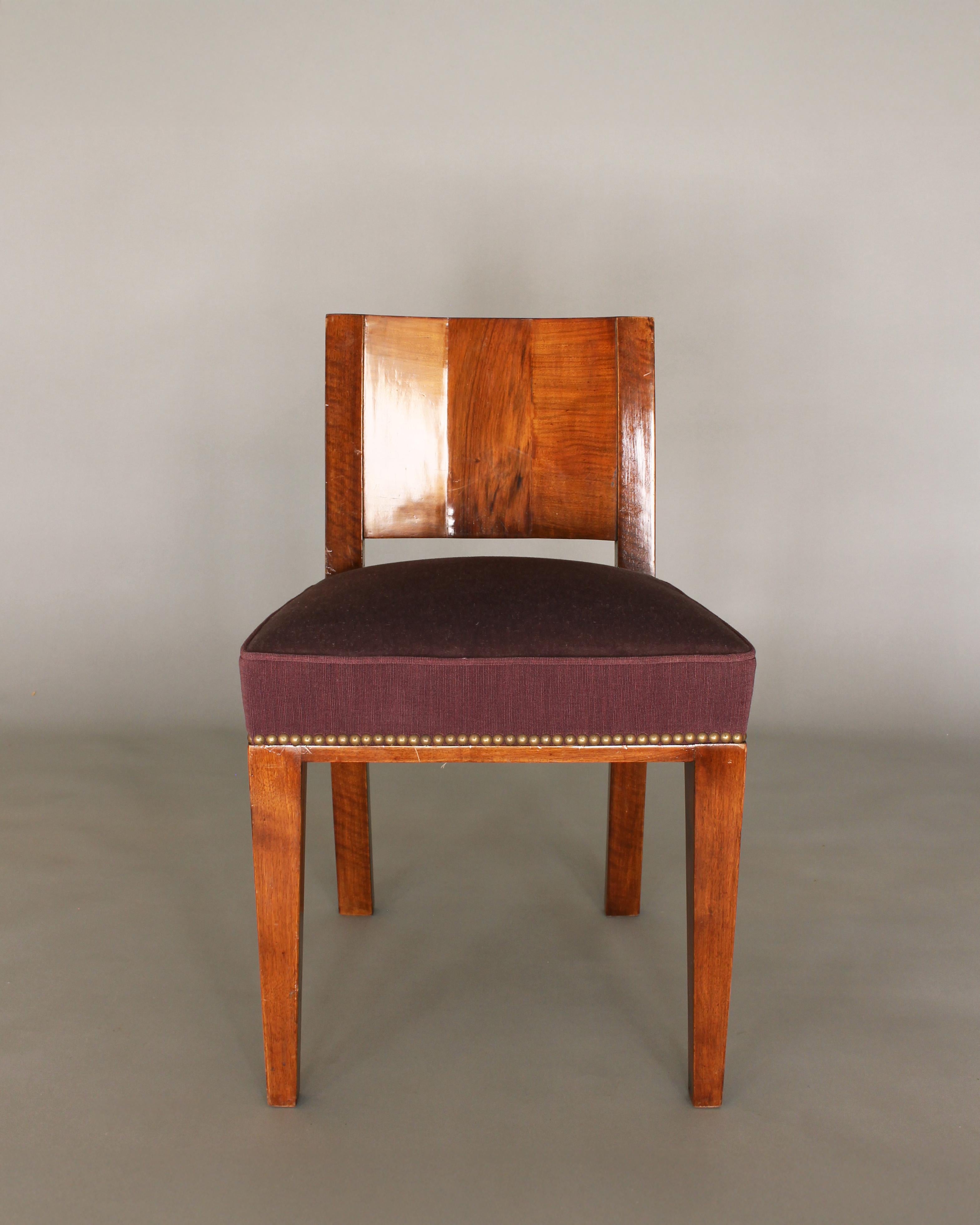 Chaises d'appoint en noyer des années 1930 avec dossier géométrique en bois.
