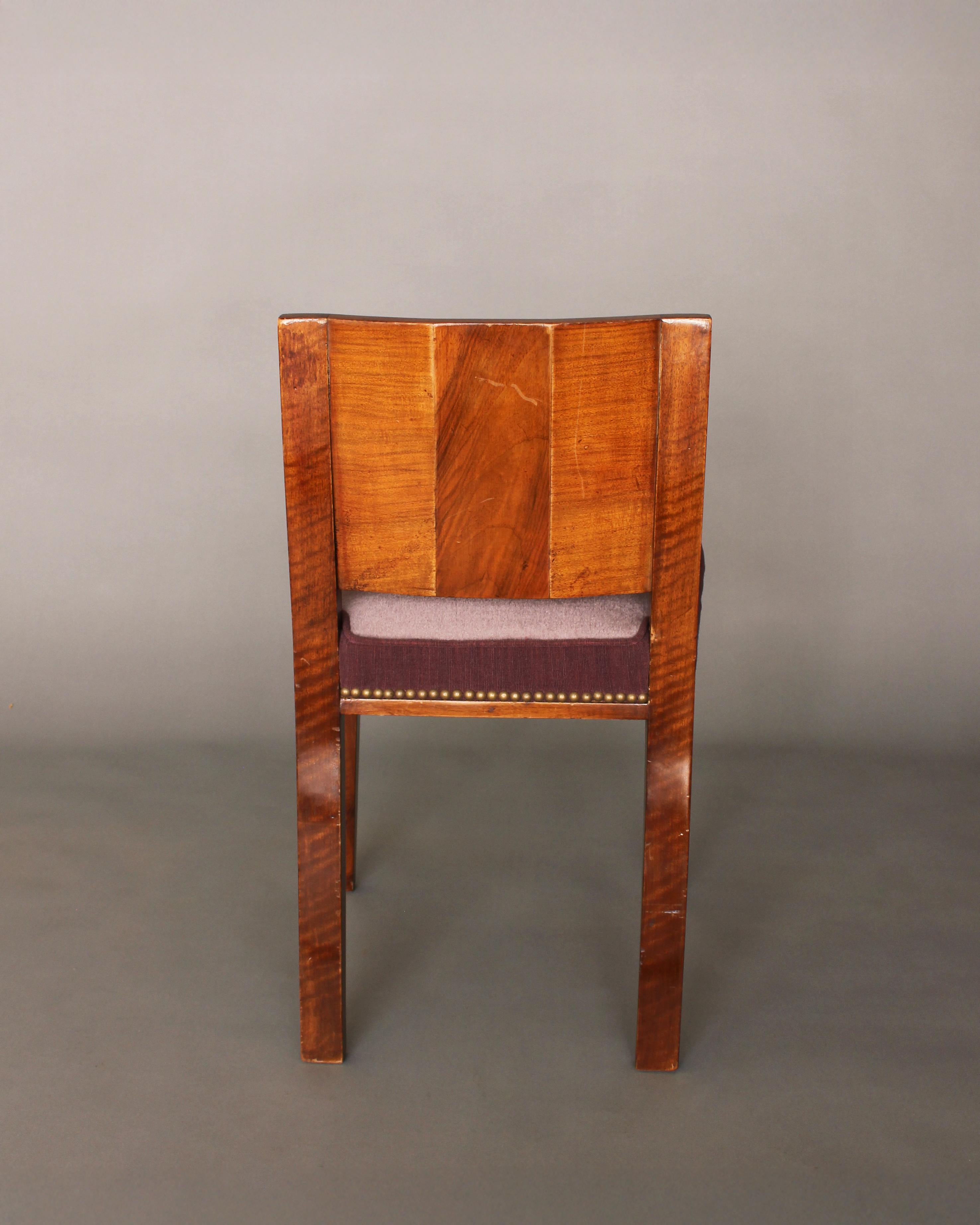 Milieu du XXe siècle Chaises d'appoint en noyer de style Art Déco français en vente