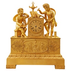 Pregevole orologio da camino francese in bronzo dorato Impero firmato A. Robillard A Paris