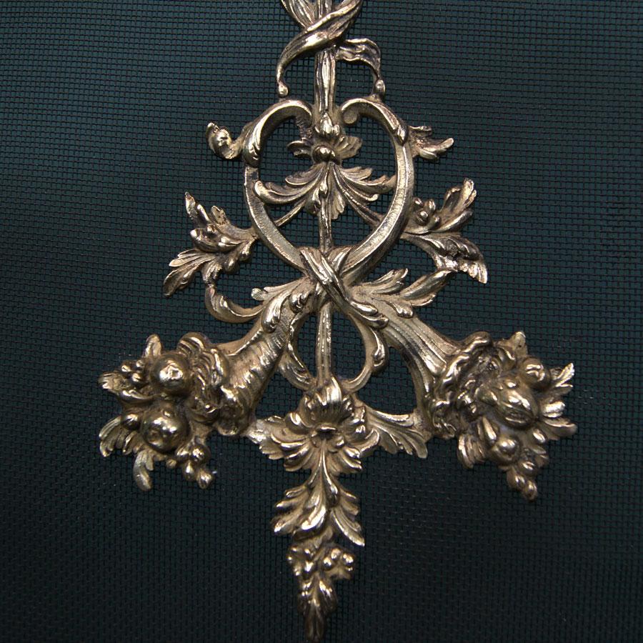 Rococò Un pregiato parafuoco francese in ottone dorato di forma rococò in vendita