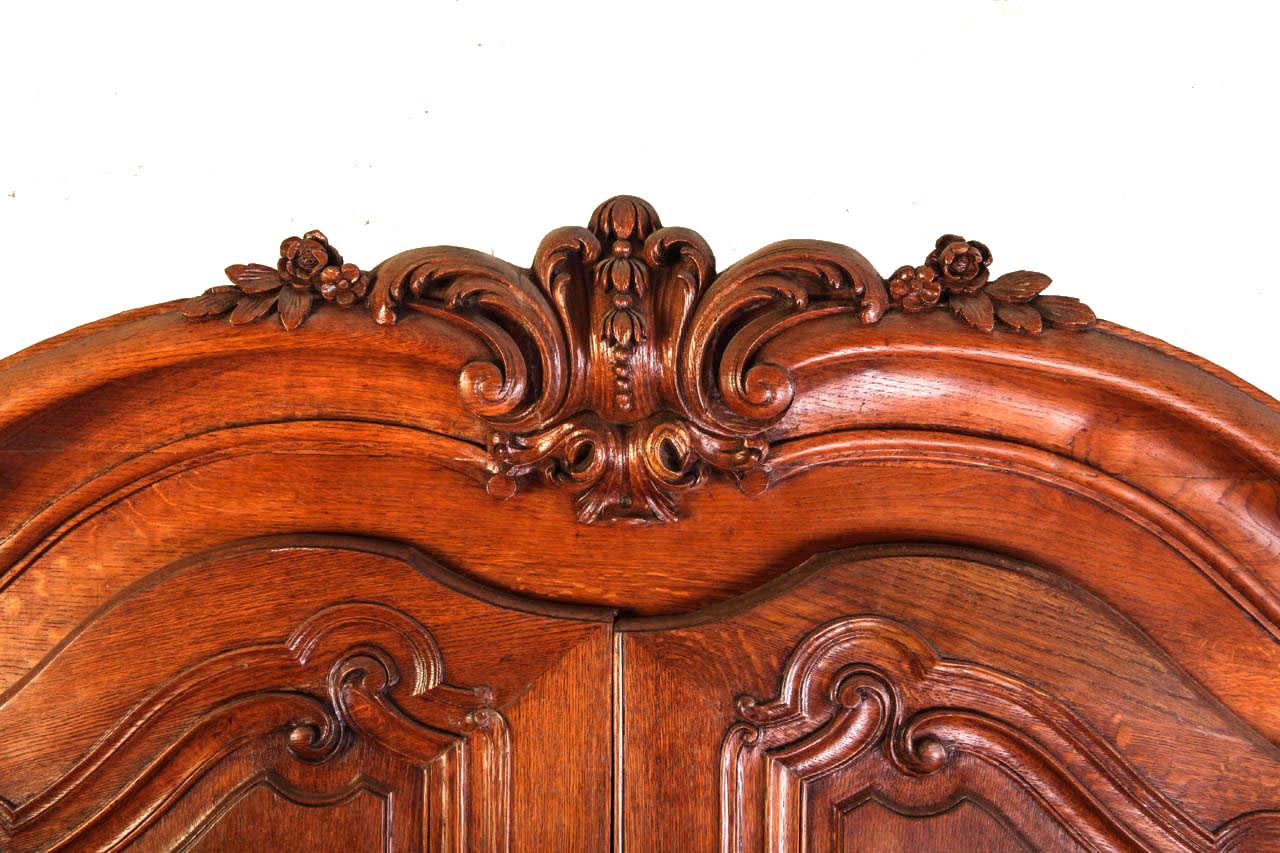 A Fine French Louis XV period Walnut  Bordelais Armoire In Good Condition For Sale In Rome, IT