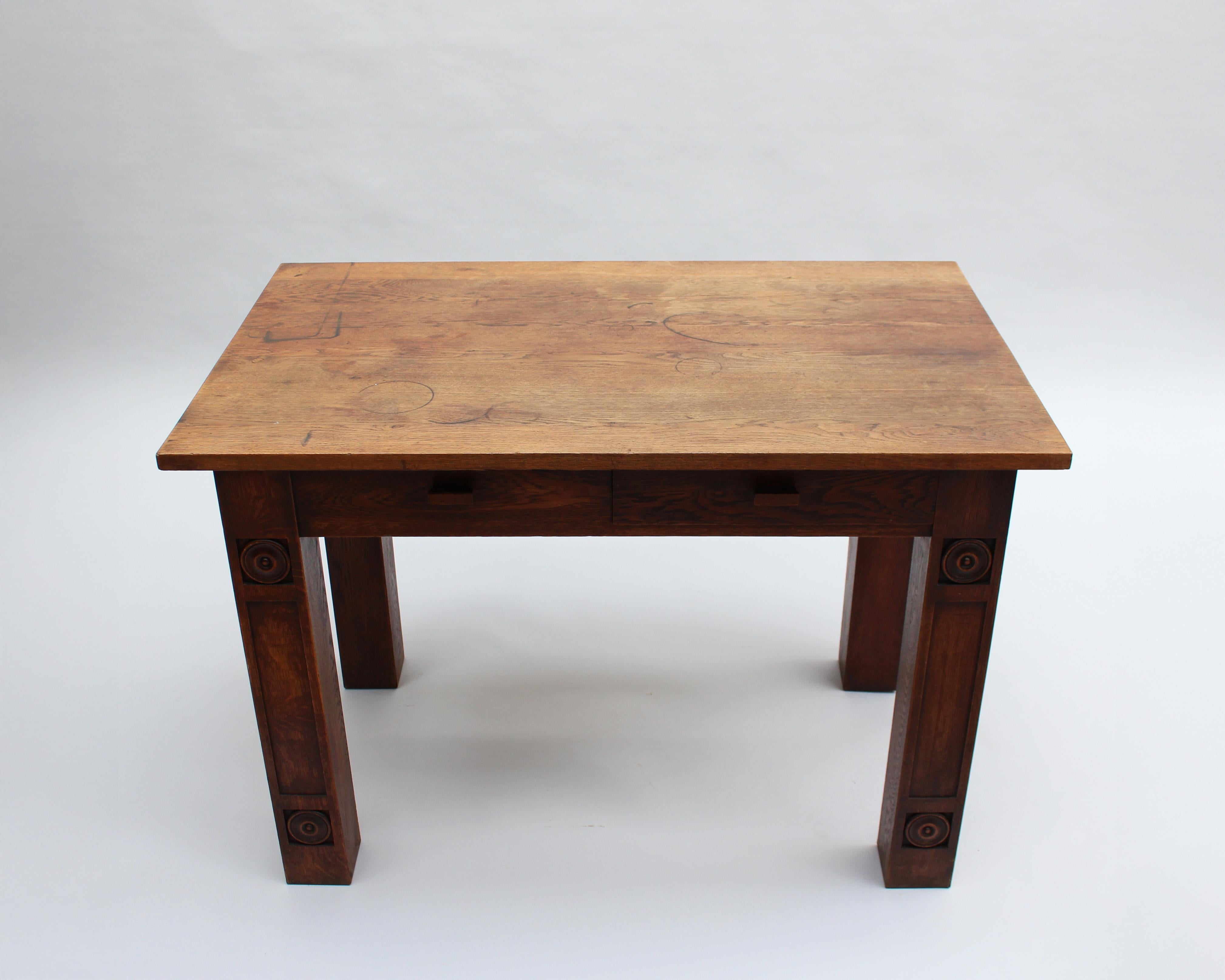 Una raffinata scrivania francese modernista in Oak massiccio in vendita 3