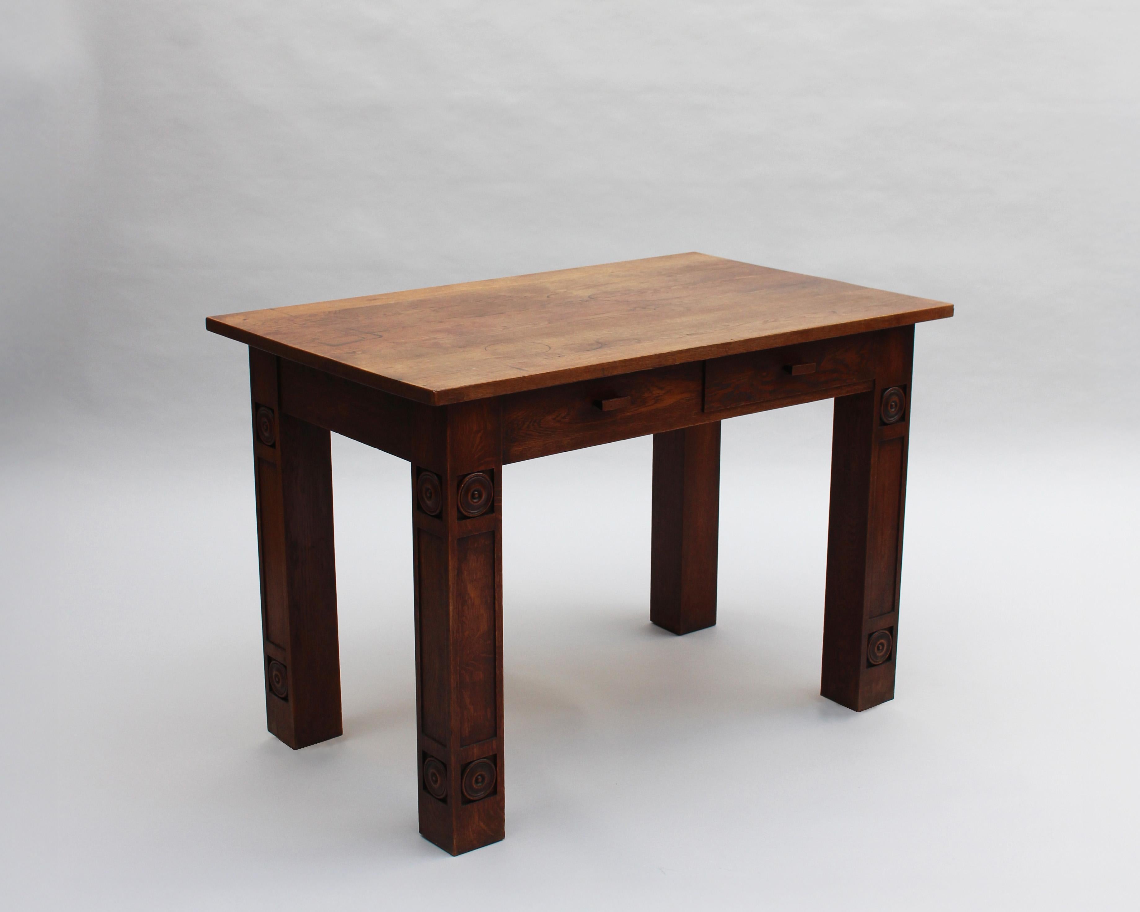 Una raffinata scrivania francese modernista in Oak massiccio in vendita 4