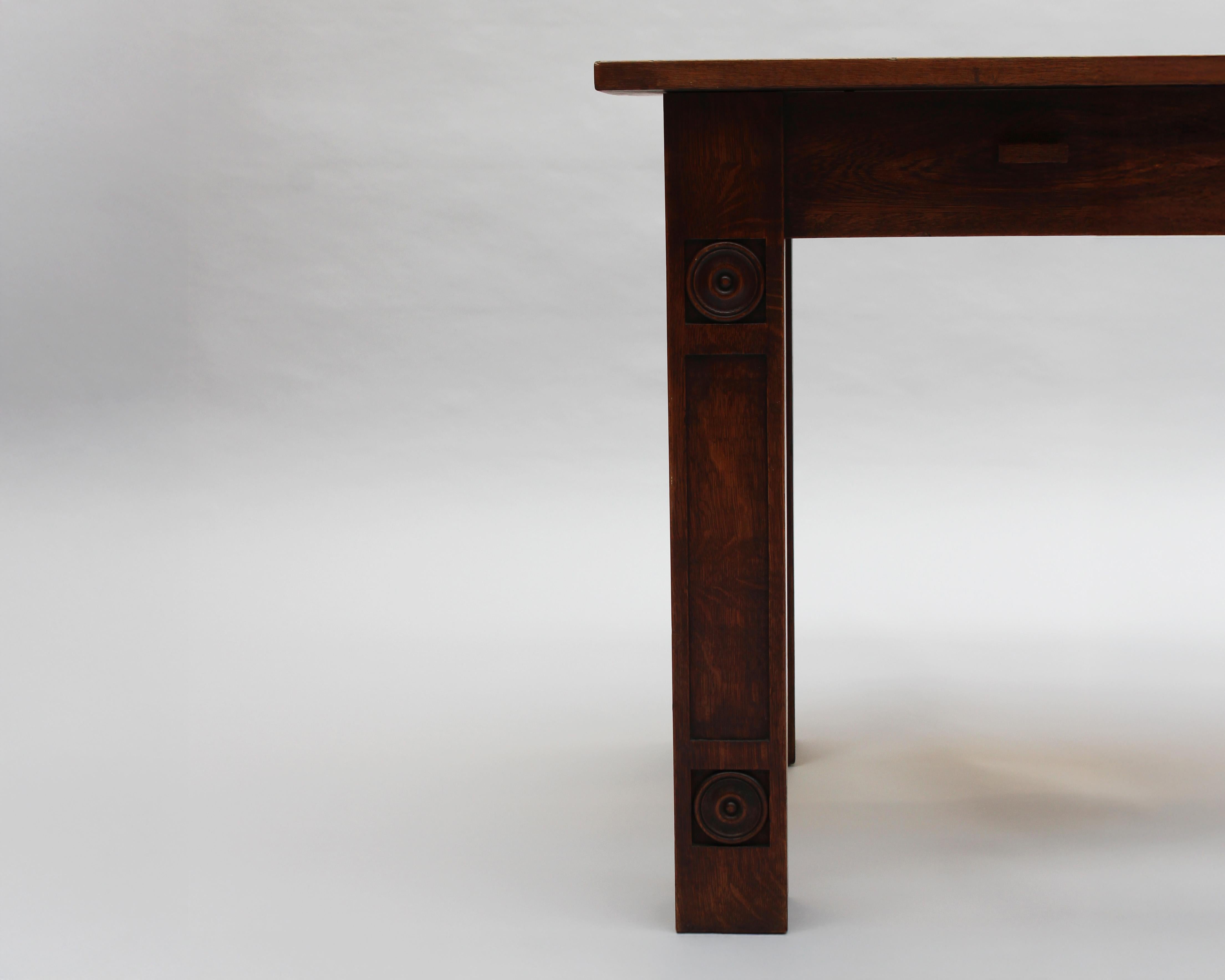 Una raffinata scrivania francese modernista in Oak massiccio in vendita 5