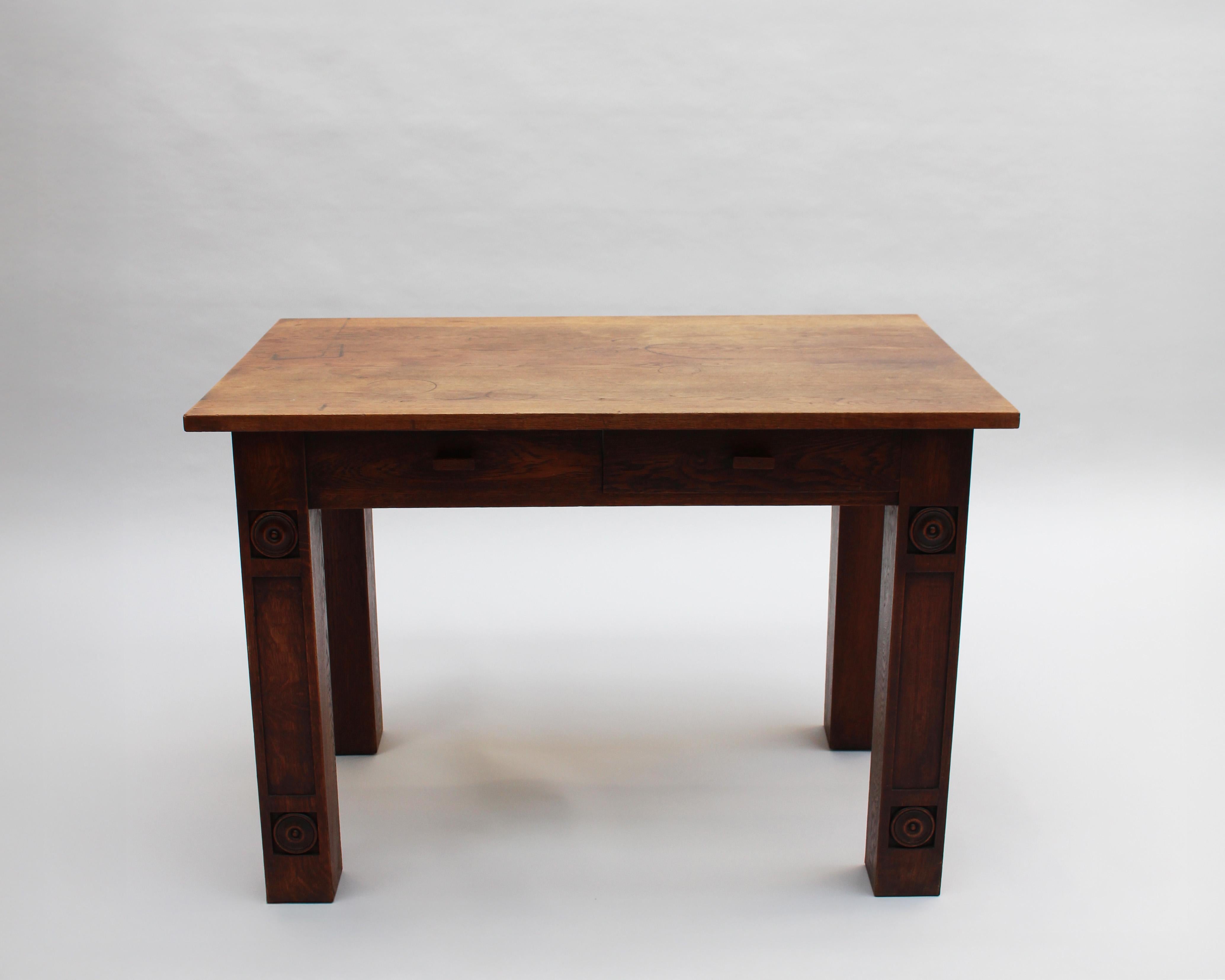 Una raffinata scrivania francese modernista in Oak massiccio in vendita 10