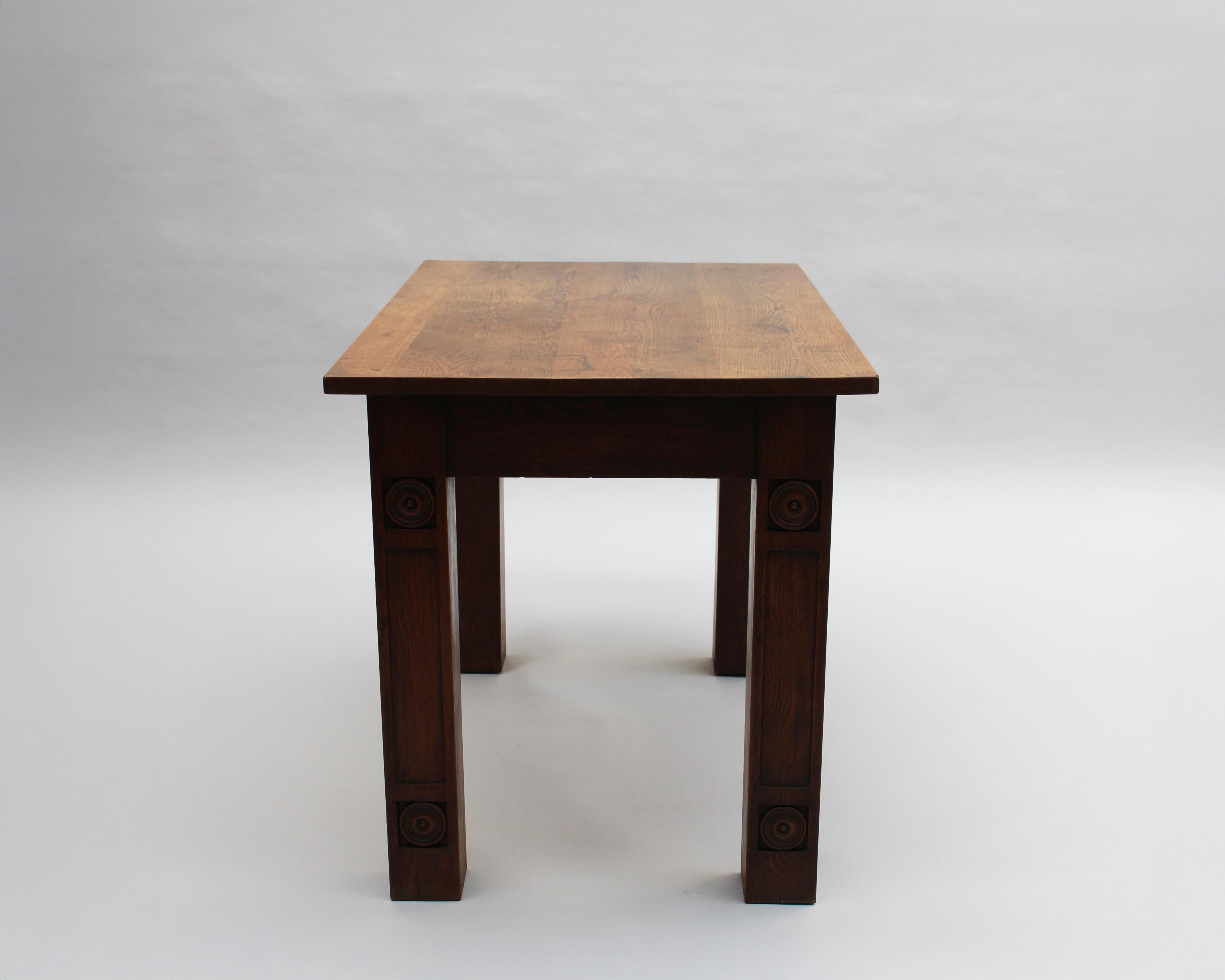Francese Una raffinata scrivania francese modernista in Oak massiccio in vendita
