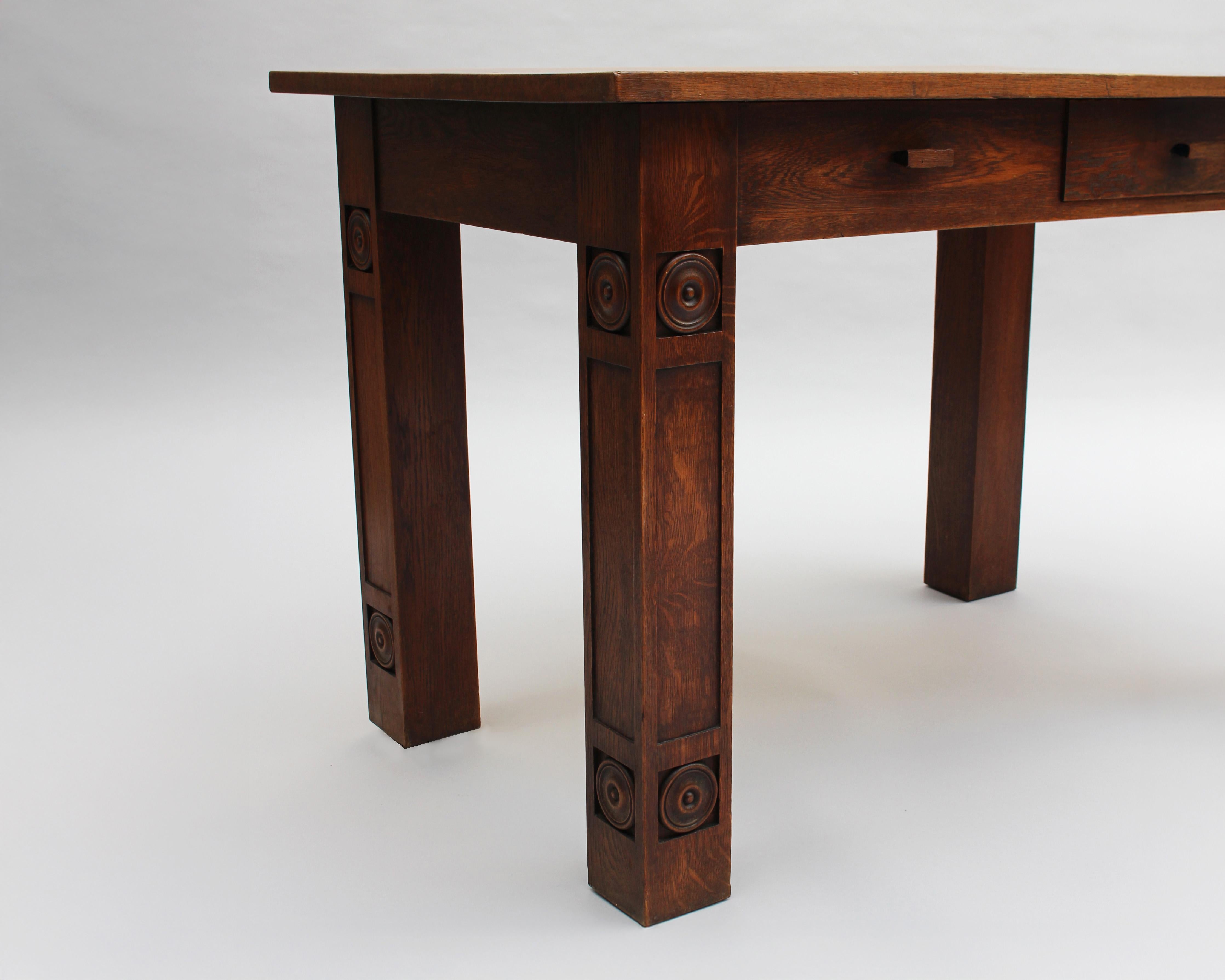 Inizio XX secolo Una raffinata scrivania francese modernista in Oak massiccio in vendita
