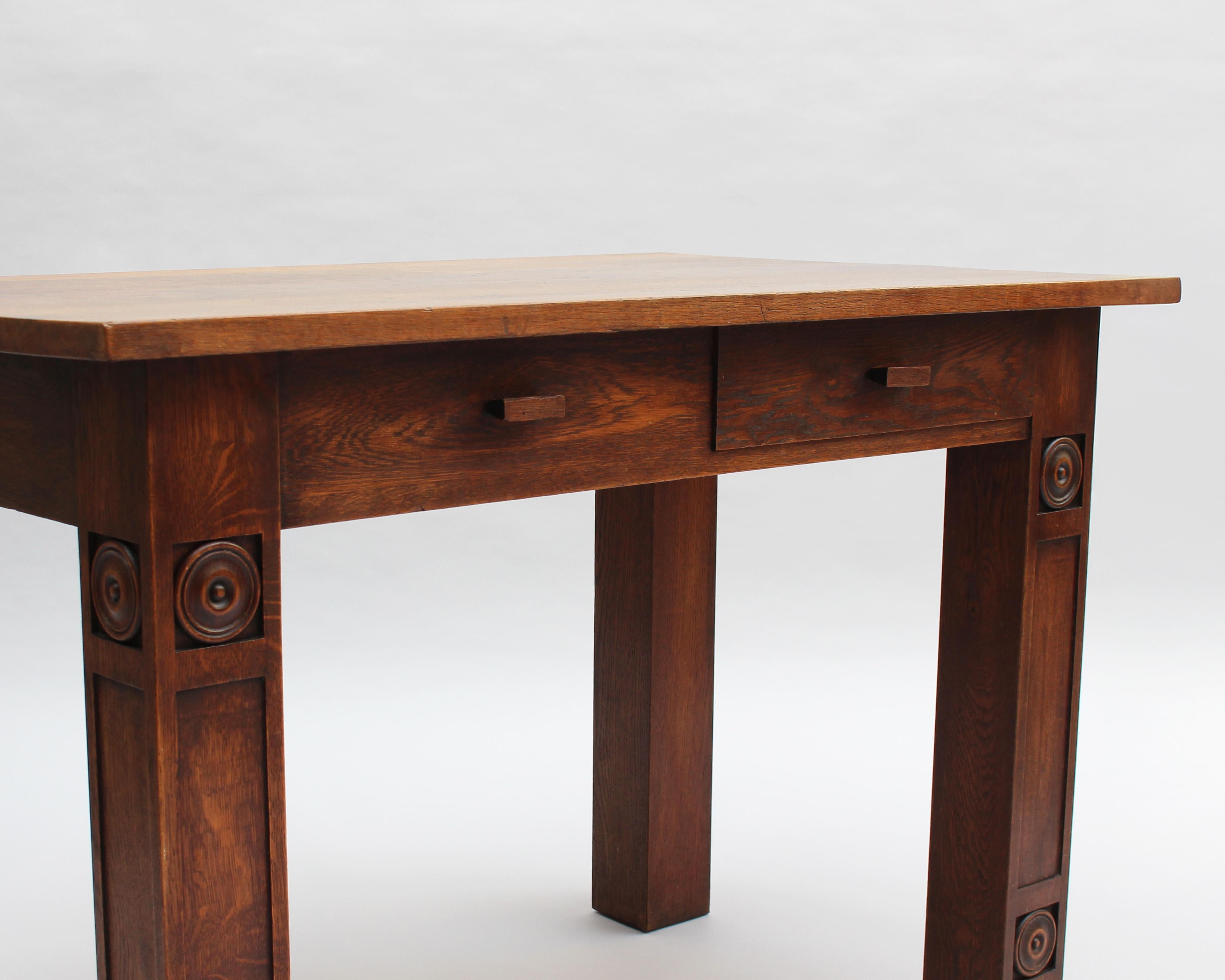Bronzo Una raffinata scrivania francese modernista in Oak massiccio in vendita