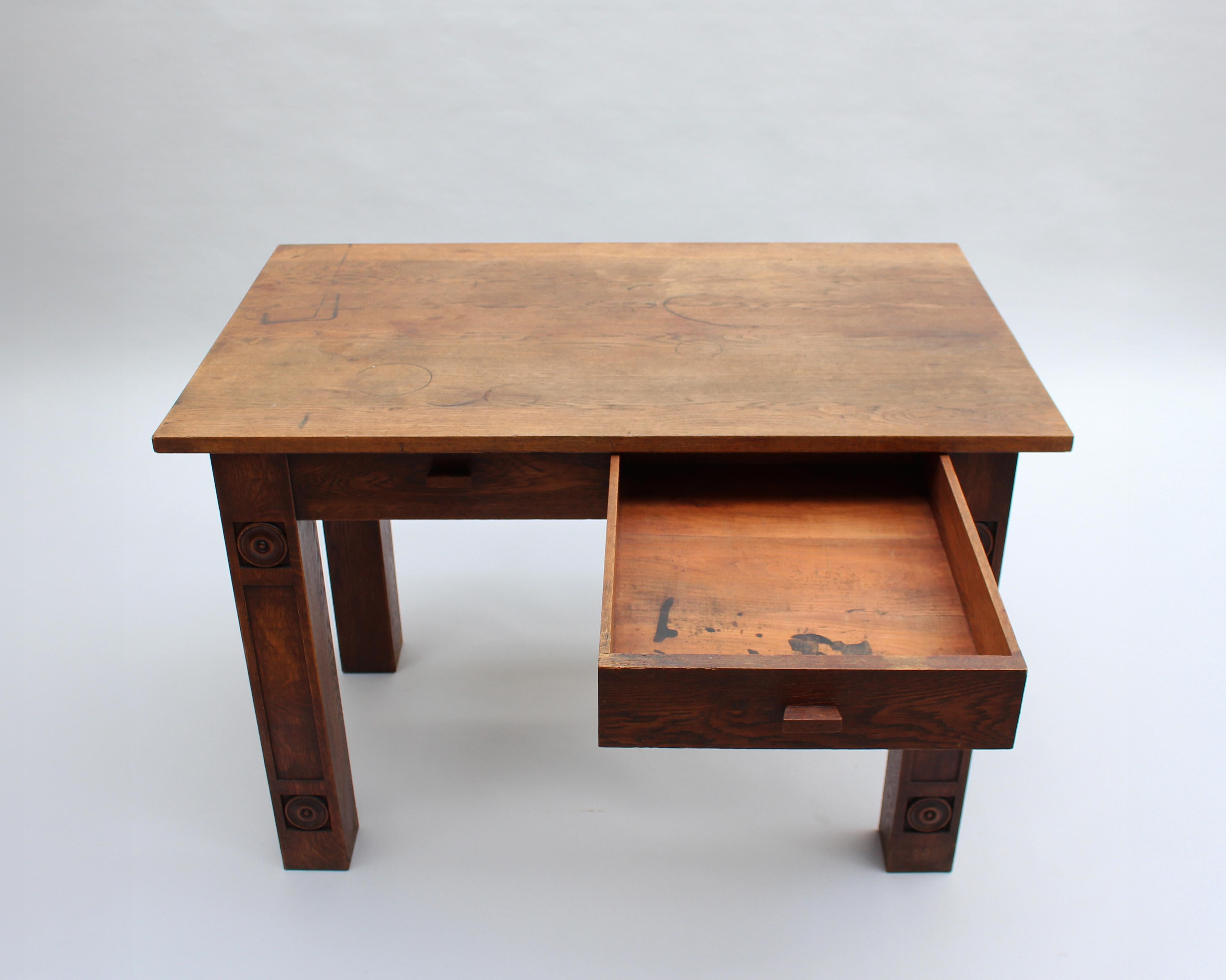Una raffinata scrivania francese modernista in Oak massiccio in vendita 2